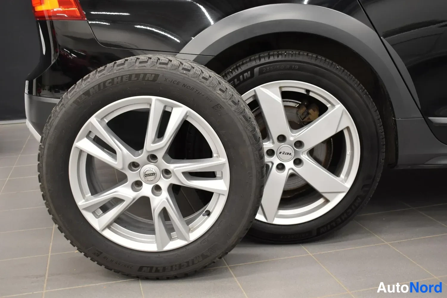 Musta Volvo V90 Cross Country 2018, yksityiskohta, kuva 19