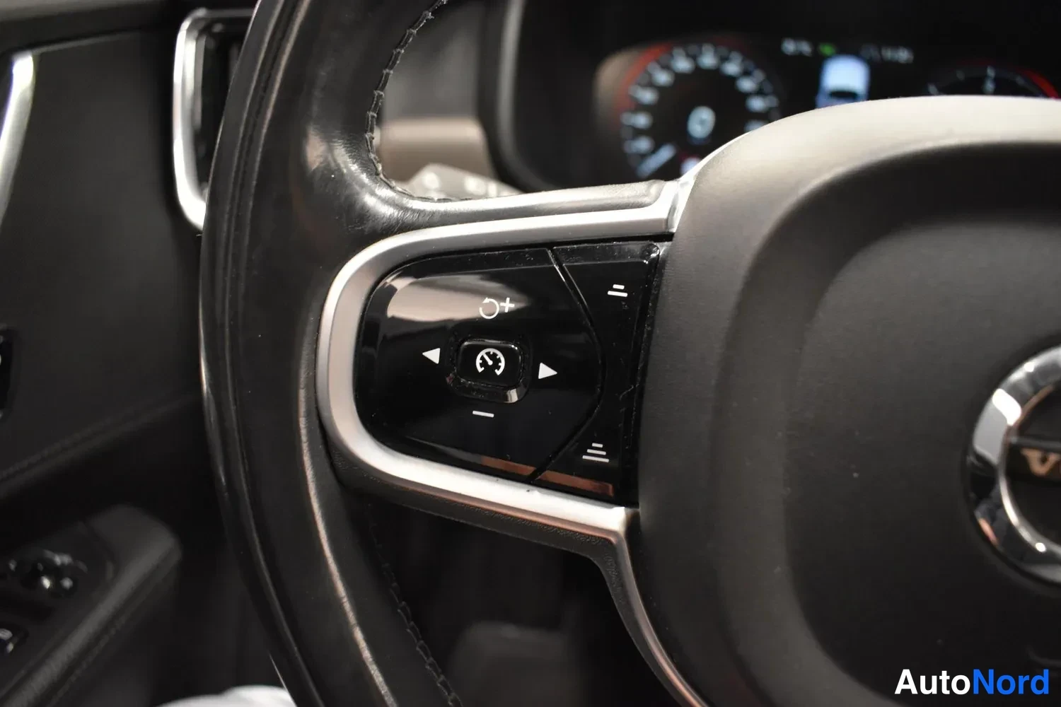 Musta Volvo V90 Cross Country 2018, yksityiskohta, kuva 22