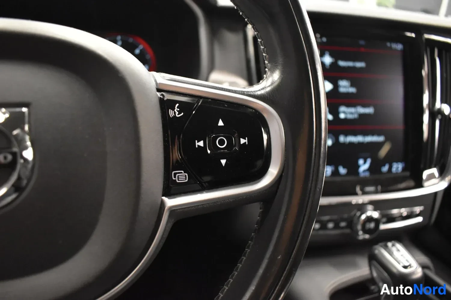 Musta Volvo V90 Cross Country 2018, yksityiskohta, kuva 23