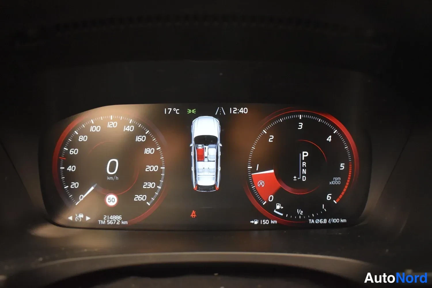 Muu: Digitaalinen mittaristö: nopeus 0 km/h, matkamittari 214886 km (TM 567,2 km), vaihde P, ulkolämpötila 17 °C, kello 12:40, keskikulutus TA 016,8 l/100 km, kylkiä