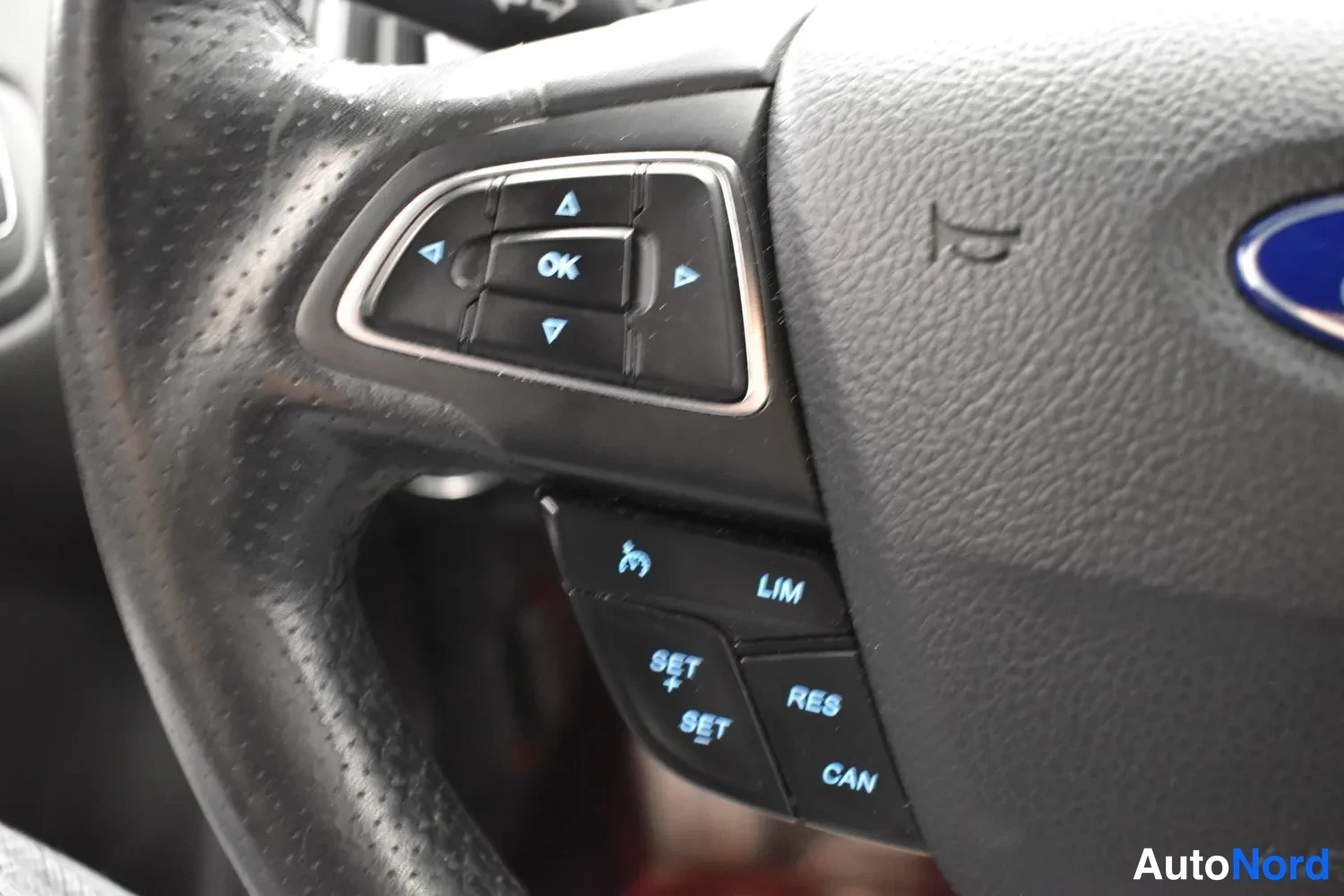 Muu: Ohjauspyörän vasen puhelinnavake ja kaikki ohjainpainikkeet, Ford-logo