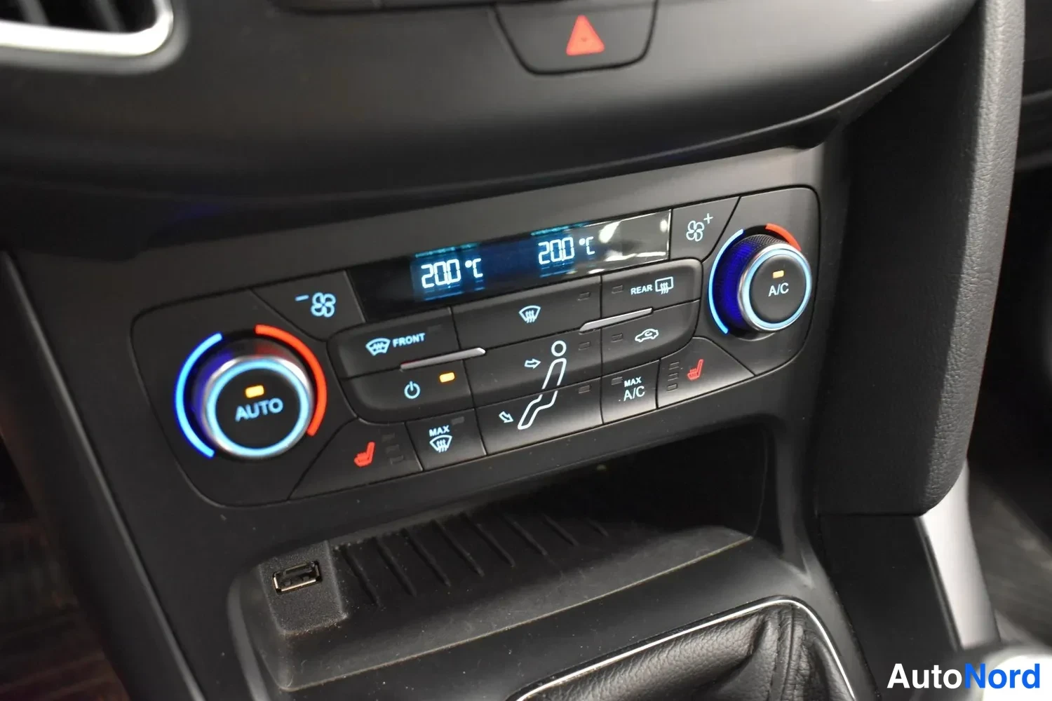 Muu: Fordien keskikonsolin automaattiilmastointipaneeli, josta näkyvät näytöllä molemmat lämpötilat 20.0 °C, AUTO- ja A/C-painikkeet, MAX A/C, FRONT- ja REAR-tuulila