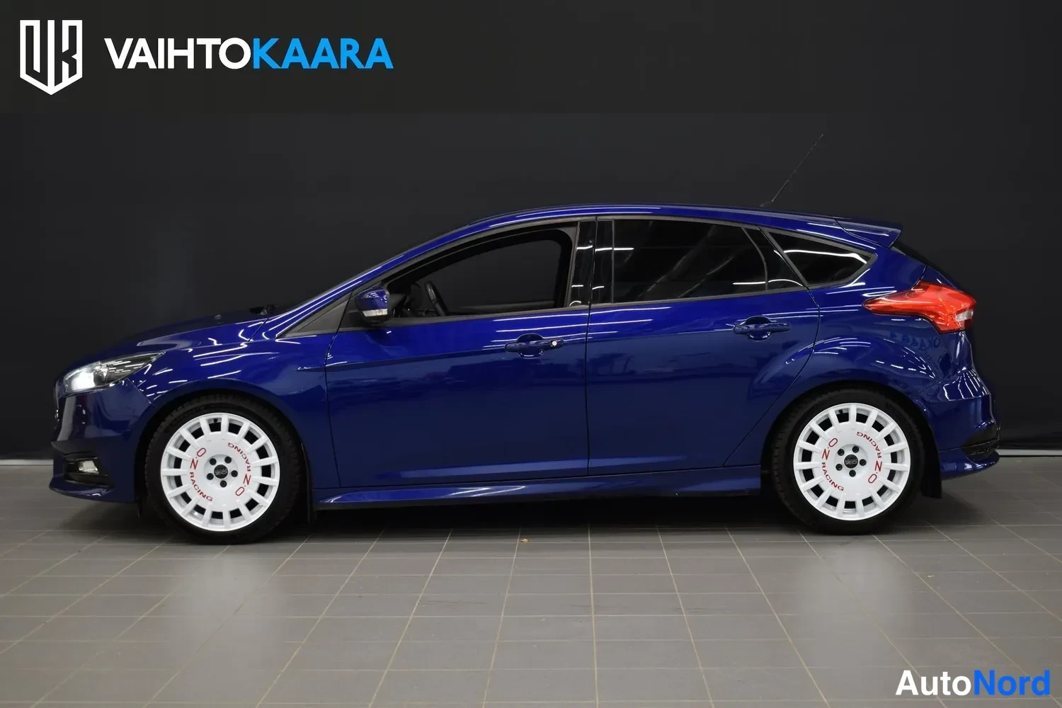Sininen Ford Focus 2016, sivulta, kuva 6