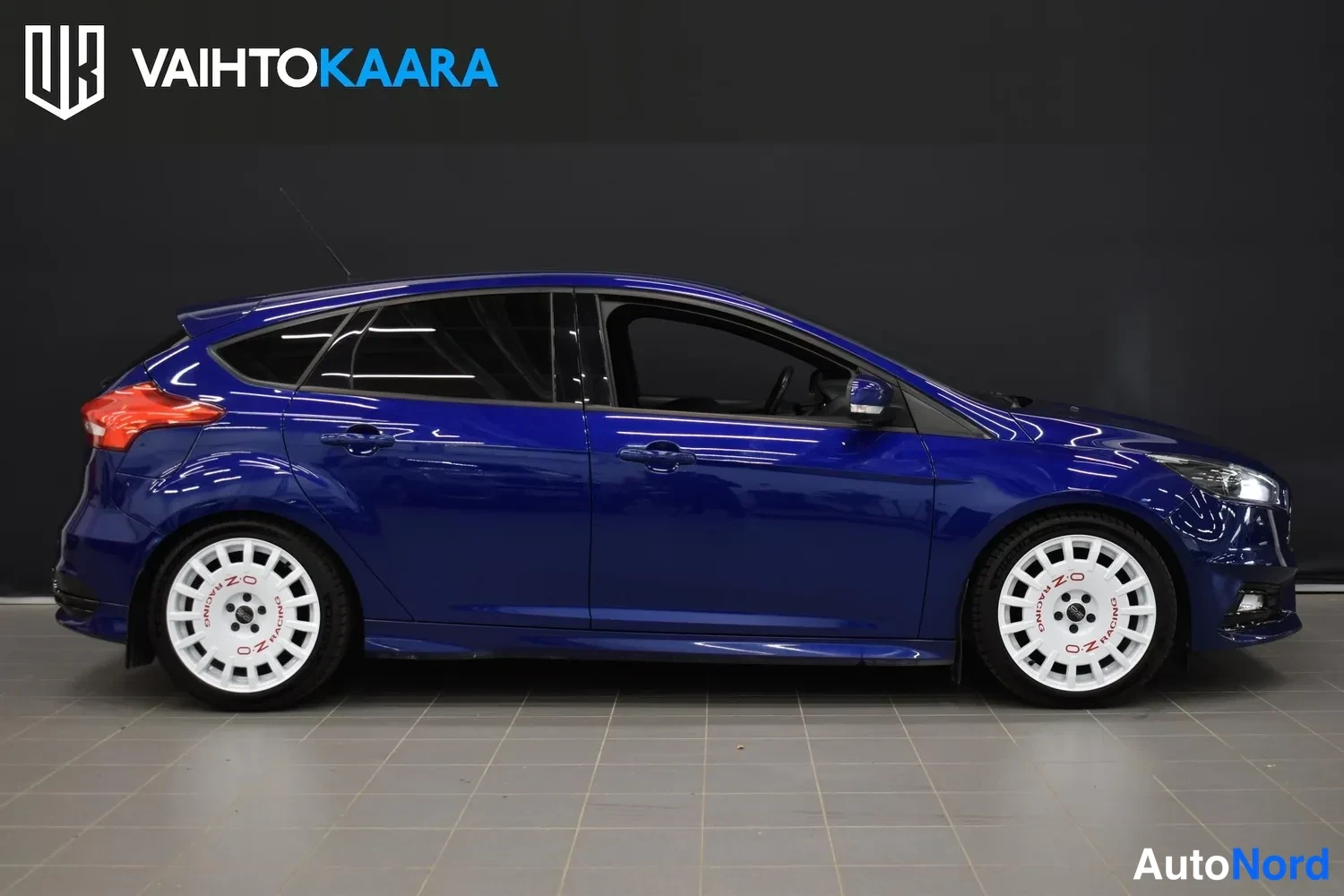 Sininen Ford Focus 2016, sivulta, kuva 5