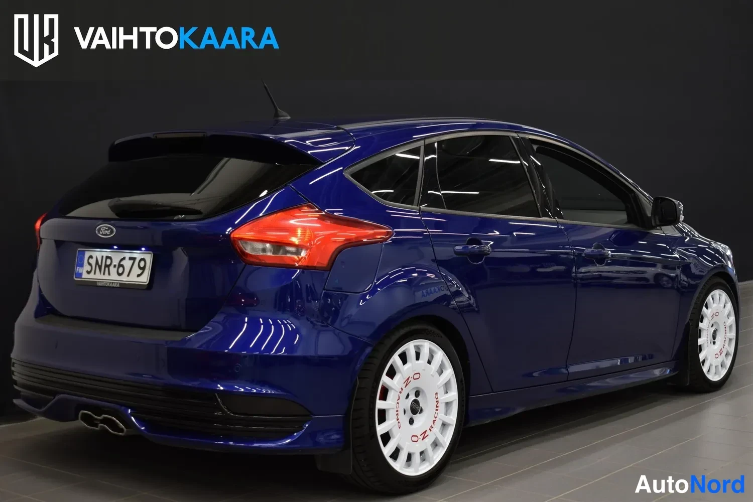 Sininen Ford Focus 2016, takaviisto, kuva 9