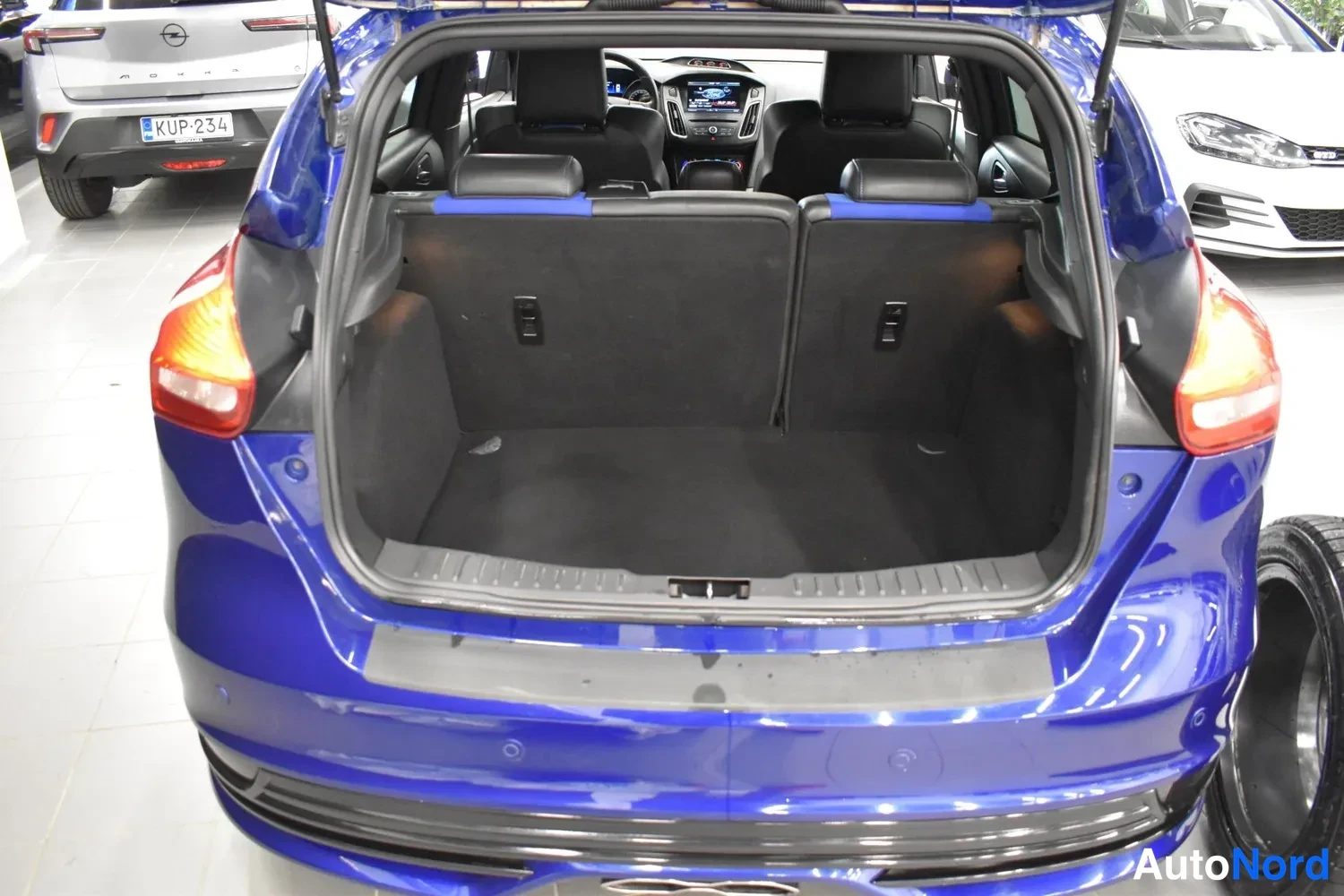 Sininen Ford Focus 2016, takaa, kuva 10