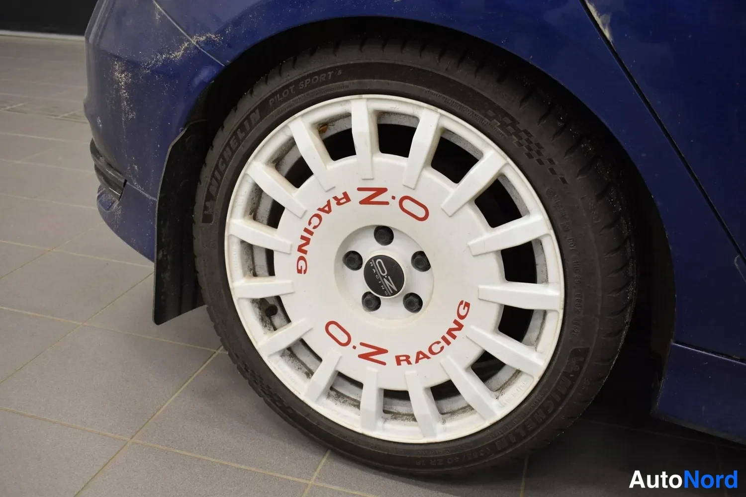 Muu: Valkoinen O.Z Racing -vanteen kevytmetallivanne Michelin-renkaalla.