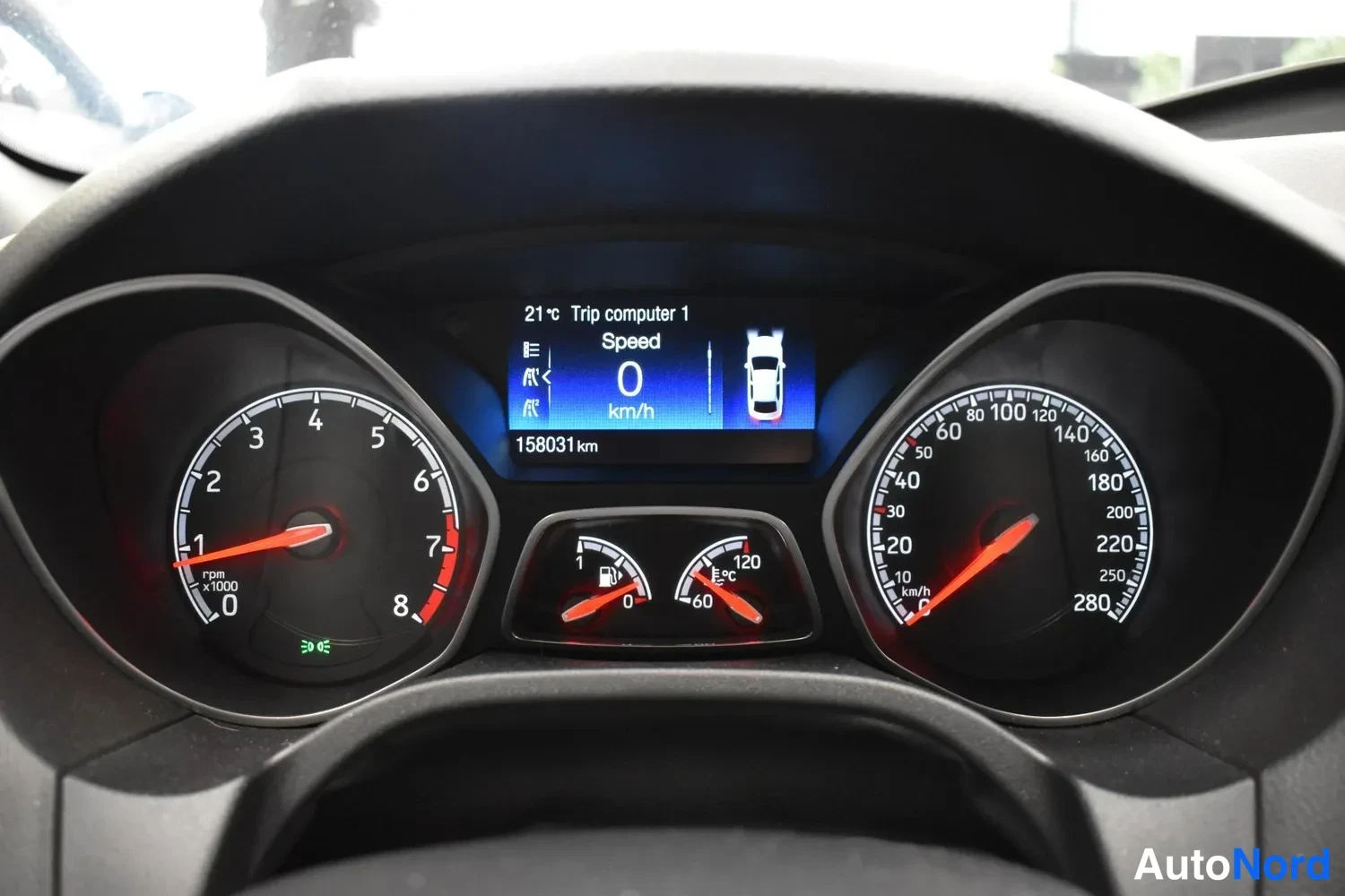 Muu: Mittaristo: nopeusmittari asteikolla 0–280 km/h, kierrosmittari 0–8 x1000 r/min, polttoaine- ja lämpömittarit. Näytössä lukemat '21°C', 'Speed 0 km/h', 'Trip co