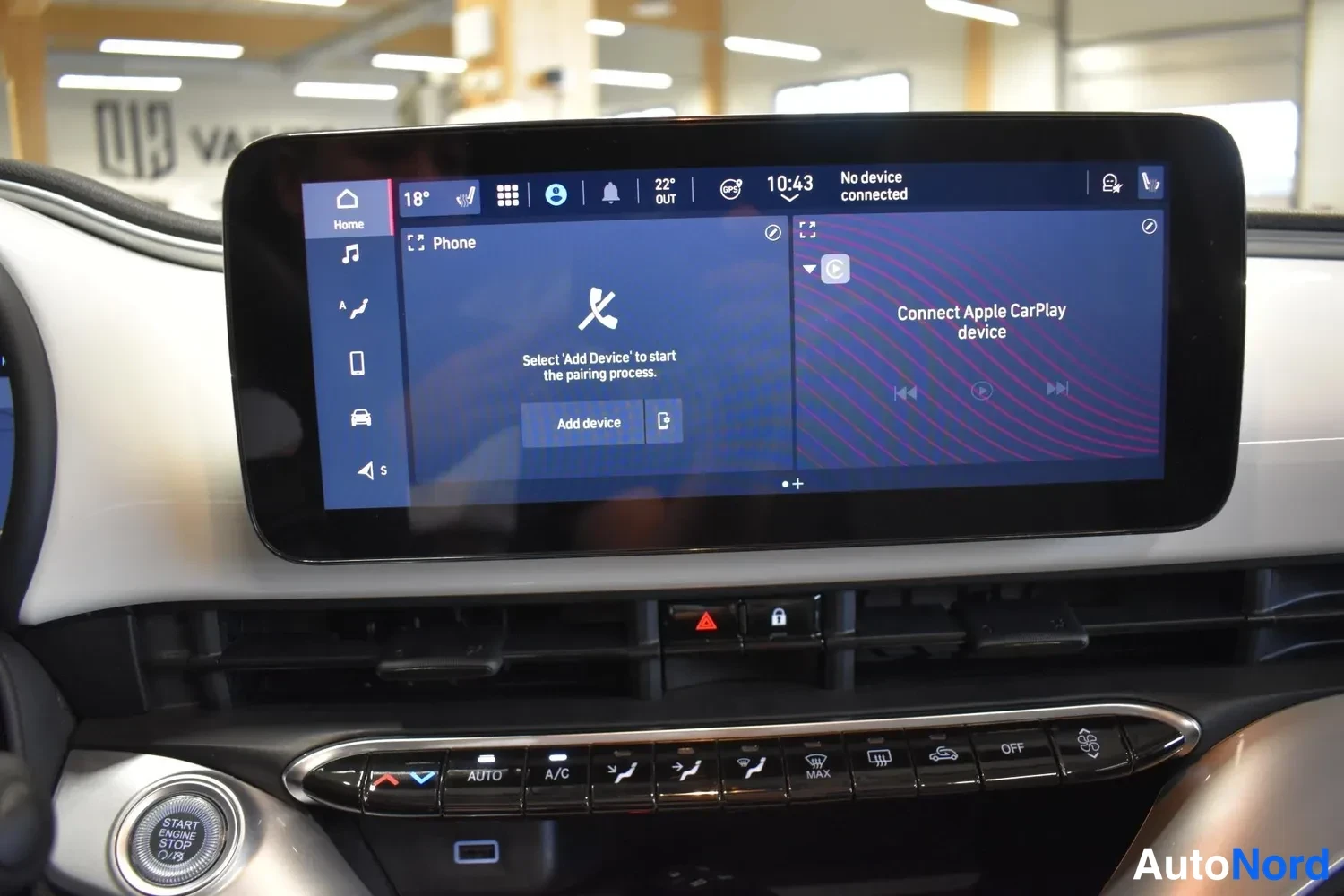 Muu: Infotainment-näyttö näyttää puhelinkytkentäruudun ja Connect Apple CarPlay -tekstin, jossa lukee No device connected ja kello 10:43.