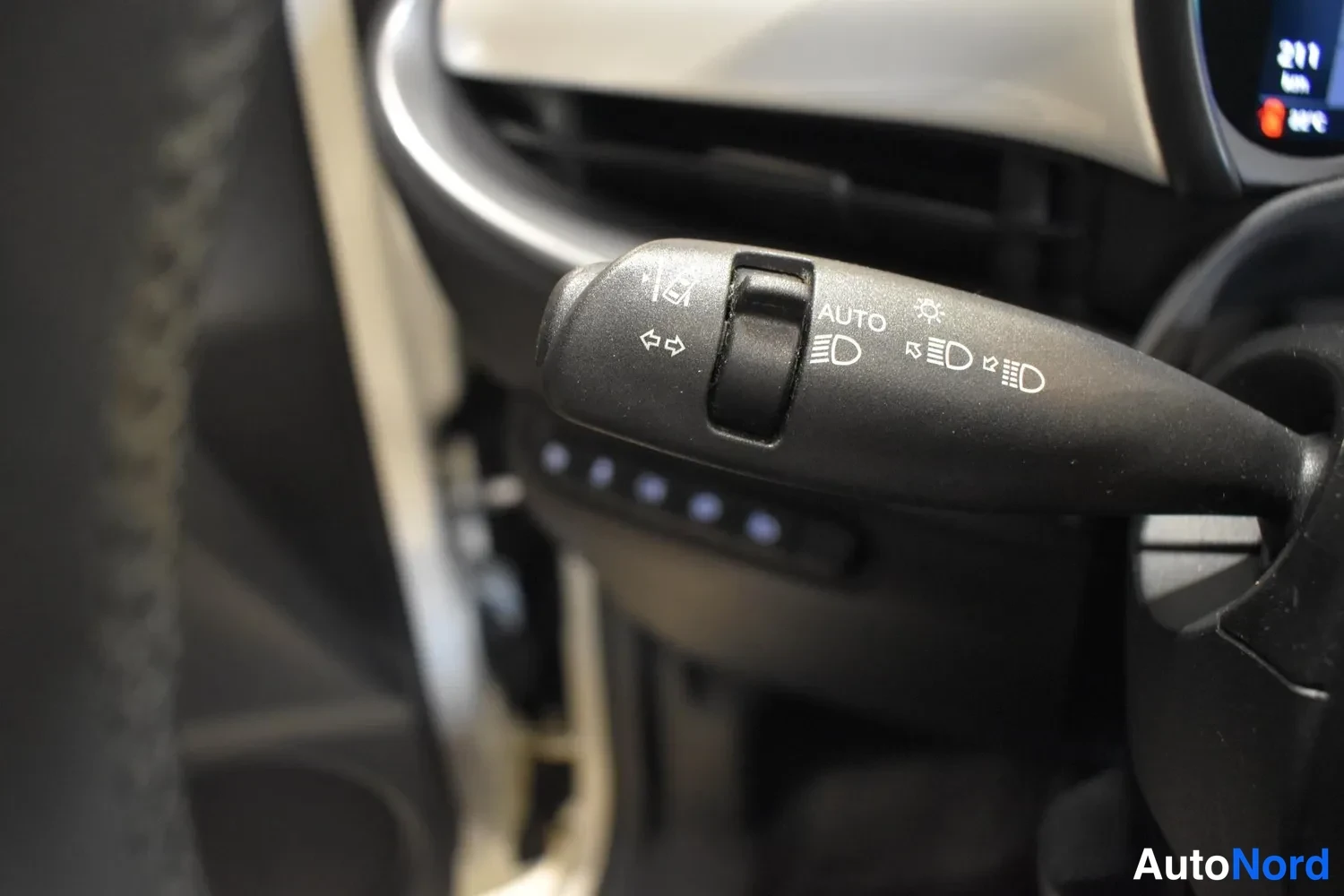 Muu: Ohjauspyörän oikea vivut valo- ja suuntavilkkuohjaukseen, AUTO-merkinnällä ja valosymbolein.