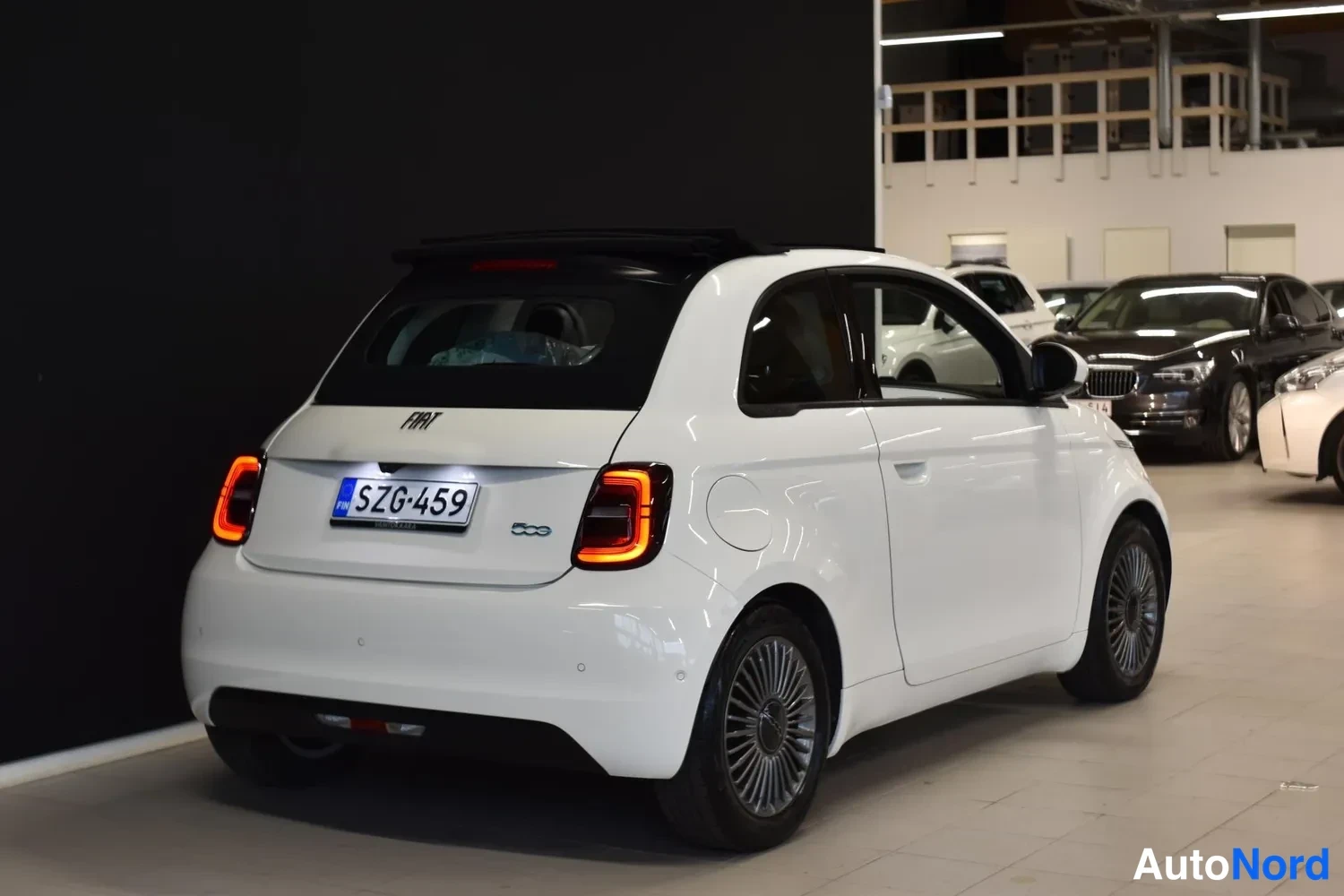 Takaviisto: Fiat 500:n takaosan kolmeneljännesnäkymä; valkoinen korirakenne ja musta katto, rekisterikilpi.