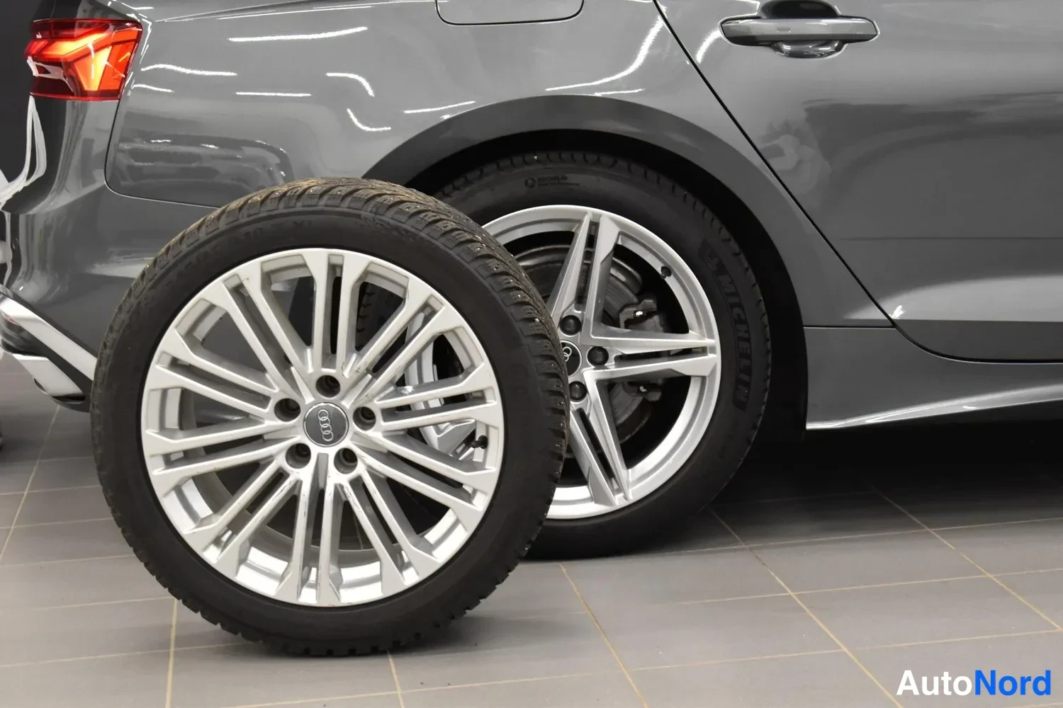 Takaviisto: Audi Sportbackin takaosa ja oikea kylki, edessä tyrehjullevalla aluminiumvanteella.