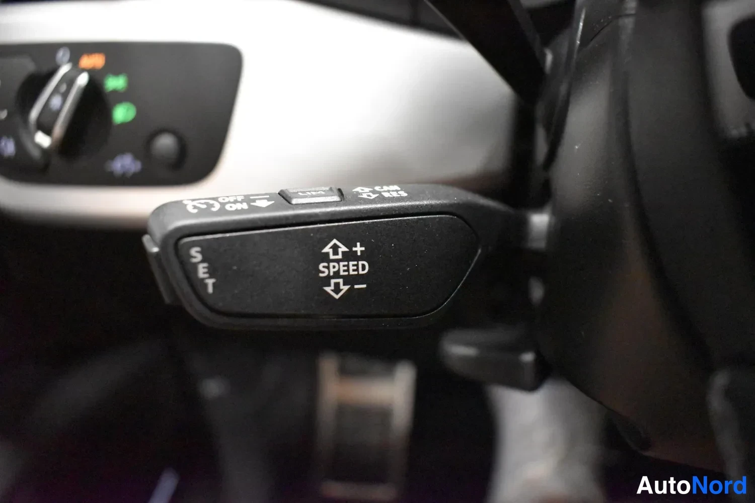 Muu: Sisäkuva: ohjauspyörän sakkojarruvipu, jossa tekstit SET ja SPEED sekä SPEEDTRONIC ON/OFF-kytkimet.
