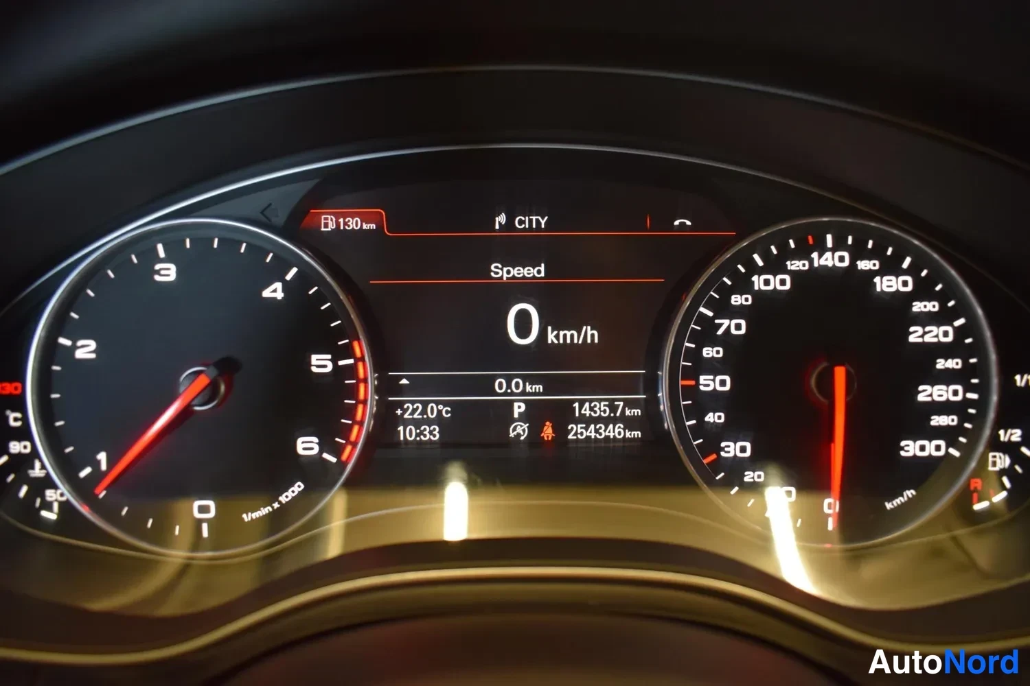 Muu: Audi-kojelauta lähikuva: analoginen kierroslukumittari ja nopeusmittari, keskellä näyttö joka näyttää 'Speed 0 km/h', matka 1435.7 km ja kokonaislukema 254346 k