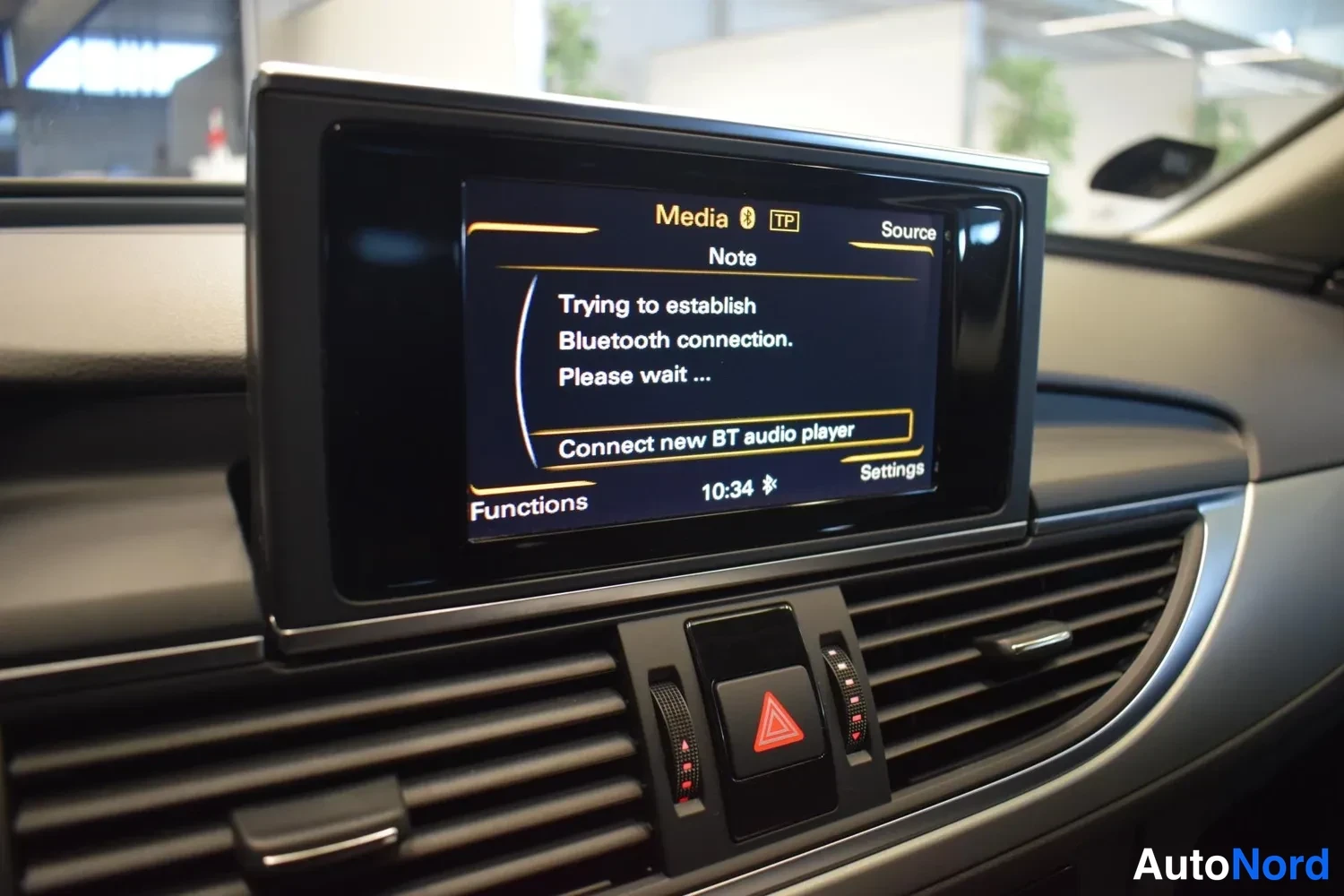 Muu: Kojelautanäytön kuva: Media-valikko ilmoittaa yrittävänsä muodostaa Bluetooth-yhteyttä ('Trying to establish Bluetooth connection. Please wait ...').