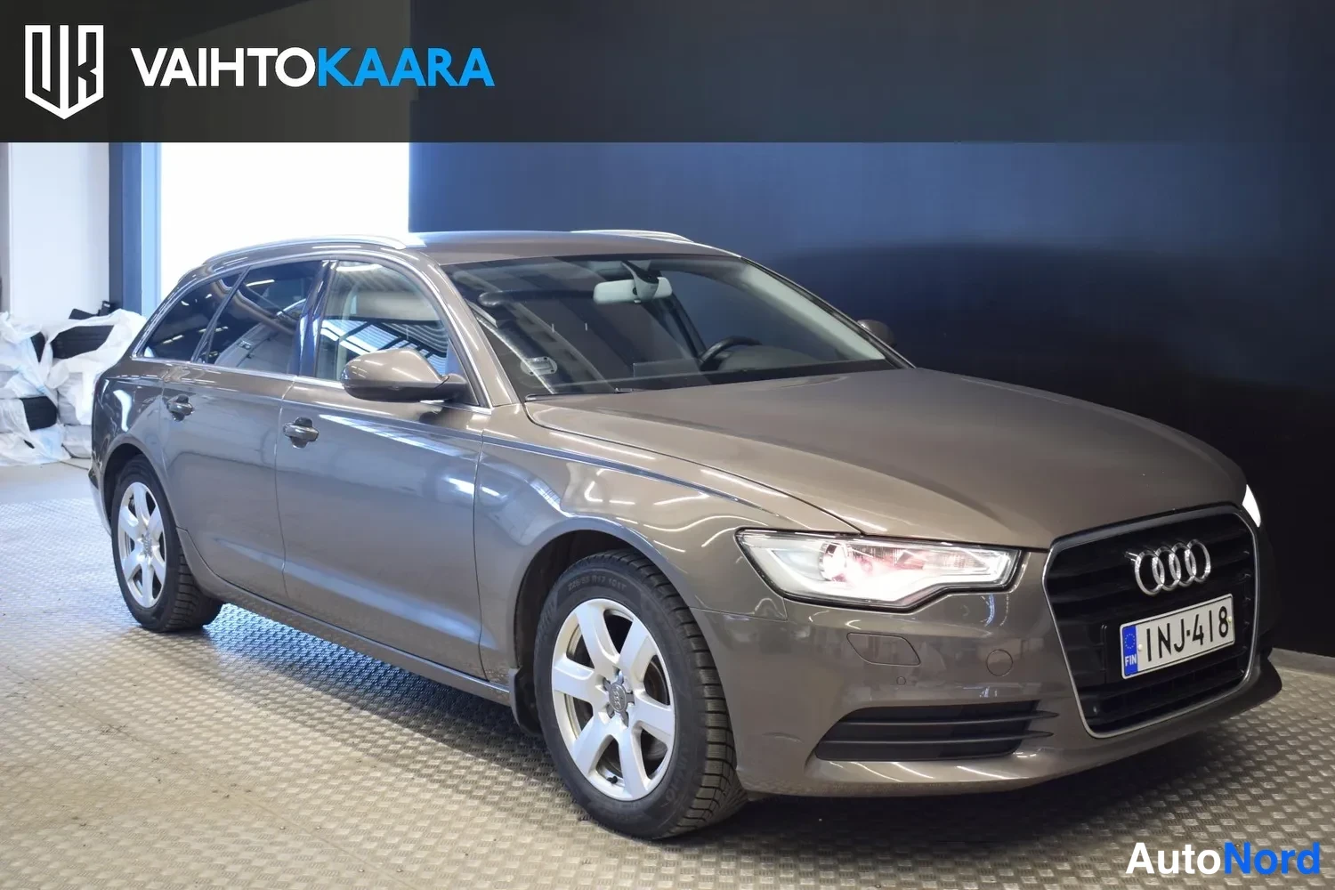 Etuviisto, nokka oikealle: Audi A6 Avant etuviistöstä oikealta kuvattuna, etusäleikkö ja Audi-merkki näkyvissä, rekisterikilpi.