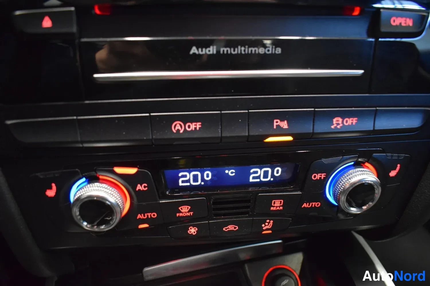 Yksityiskohta: Audi multimedia -yksikön ja automaattisen ilmastoinnin paneeli, näytössä 20,0 °C molemmilla puolilla.