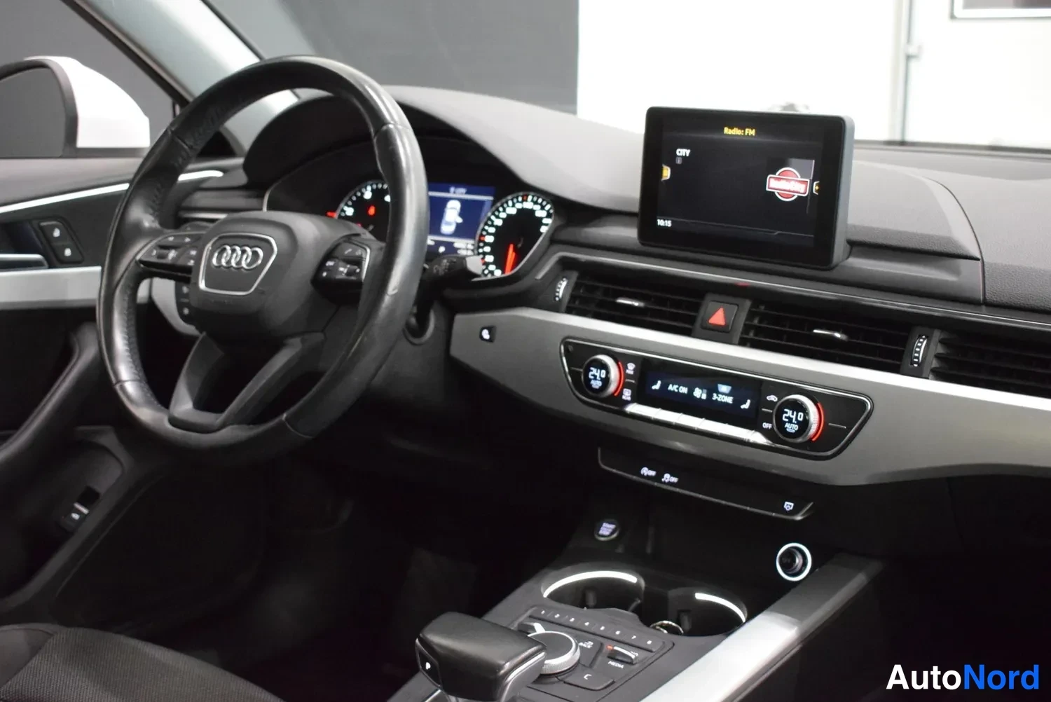 Muu: Audi-ohjauspyörä, keskistunnella nestekidenäyttö ja automaattinen kaksivyöhyke-ilmastointi, radio näytöllä.