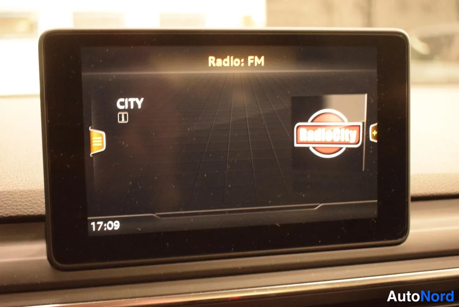 Muu: Kojelaudan infotainment-naytto nayttaa radio-FM-nakymaa RadioCity-kanavalla ja kelloa 17:09.