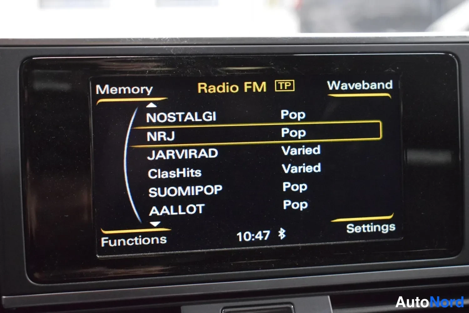 Muu: Auton kesk Console-näytön radiomuistilista: NOSTALGI, NRJ, JARVIRAD, ClasHits, SUOMIPOP, AALLOT. Kello 10:47 ja Bluetooth-merkki alareunassa.