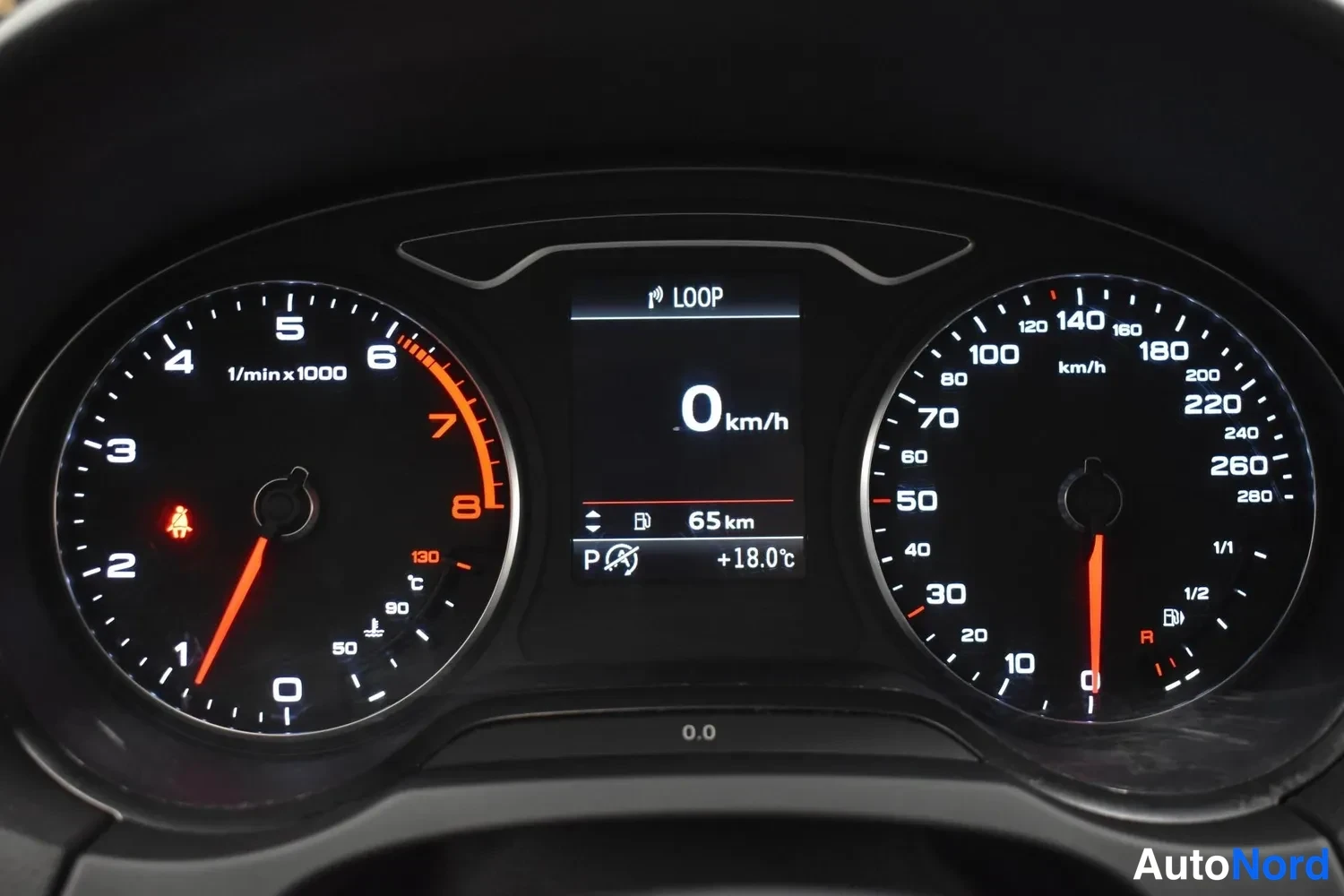 Muu: Audi-merkkisen auton kojelauta: nopeusmittari aina 280 km/h asti, kierroslukumittari ja keskellä näyttö jossa lukema 0 km/h, P-näyttö, 65 km ja lämpötila +18,0