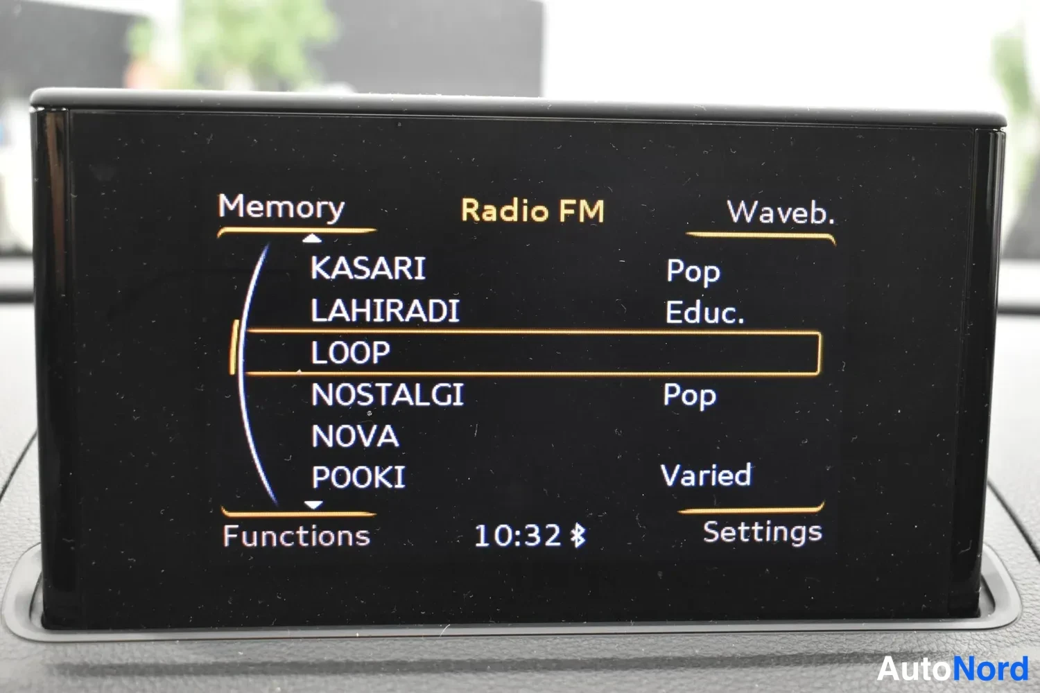 Yksityiskohta: Kojelaudan näyttö, jossa Radio FM -valikko asemilla KASARI, LAHIRADI, LOOP, NOSTALGI, NOVA ja POOKI.