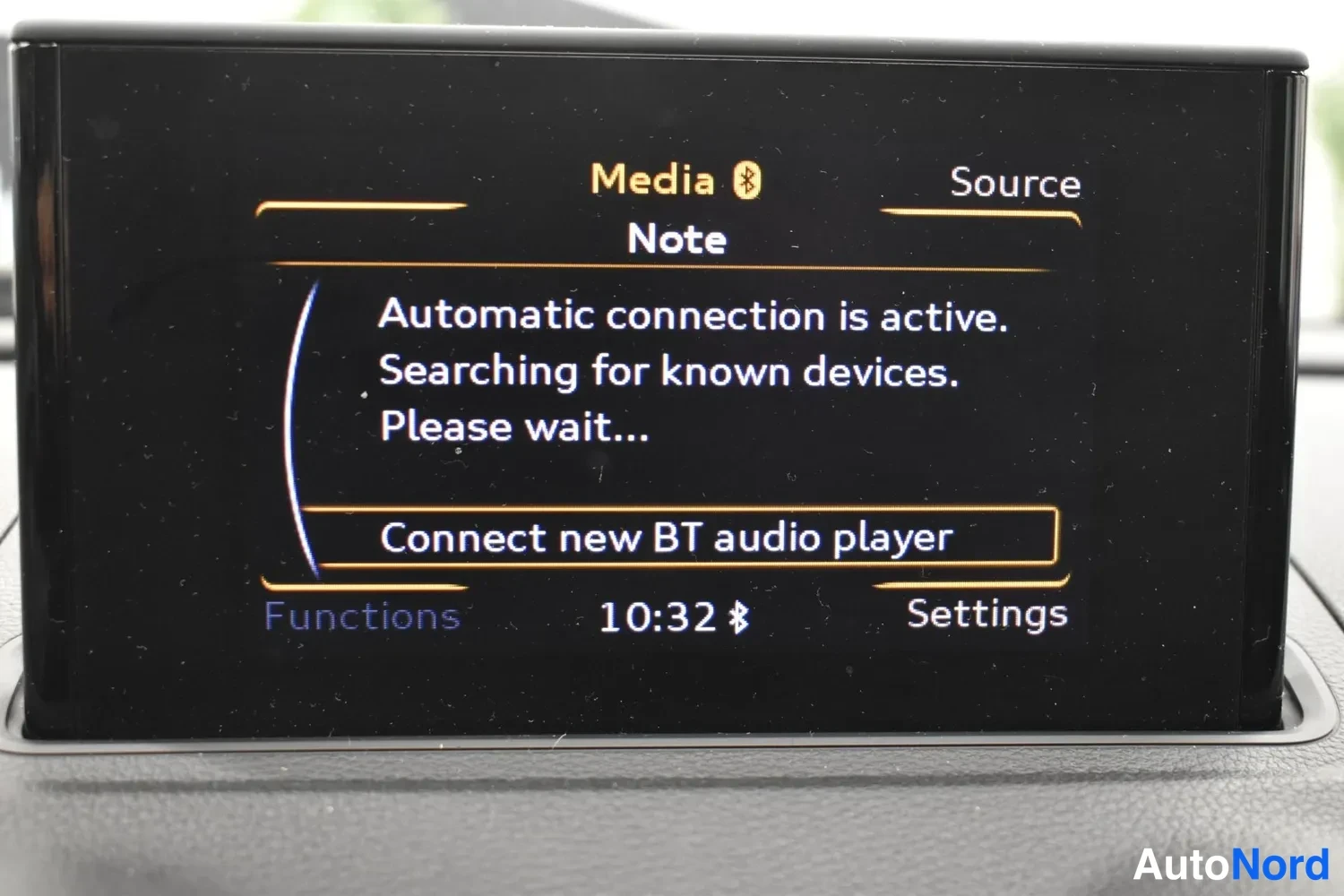 Yksityiskohta: Kojelaudan näyttö Media-valikossa tekstillä Automatic connection is active ja Connect new BT audio player.