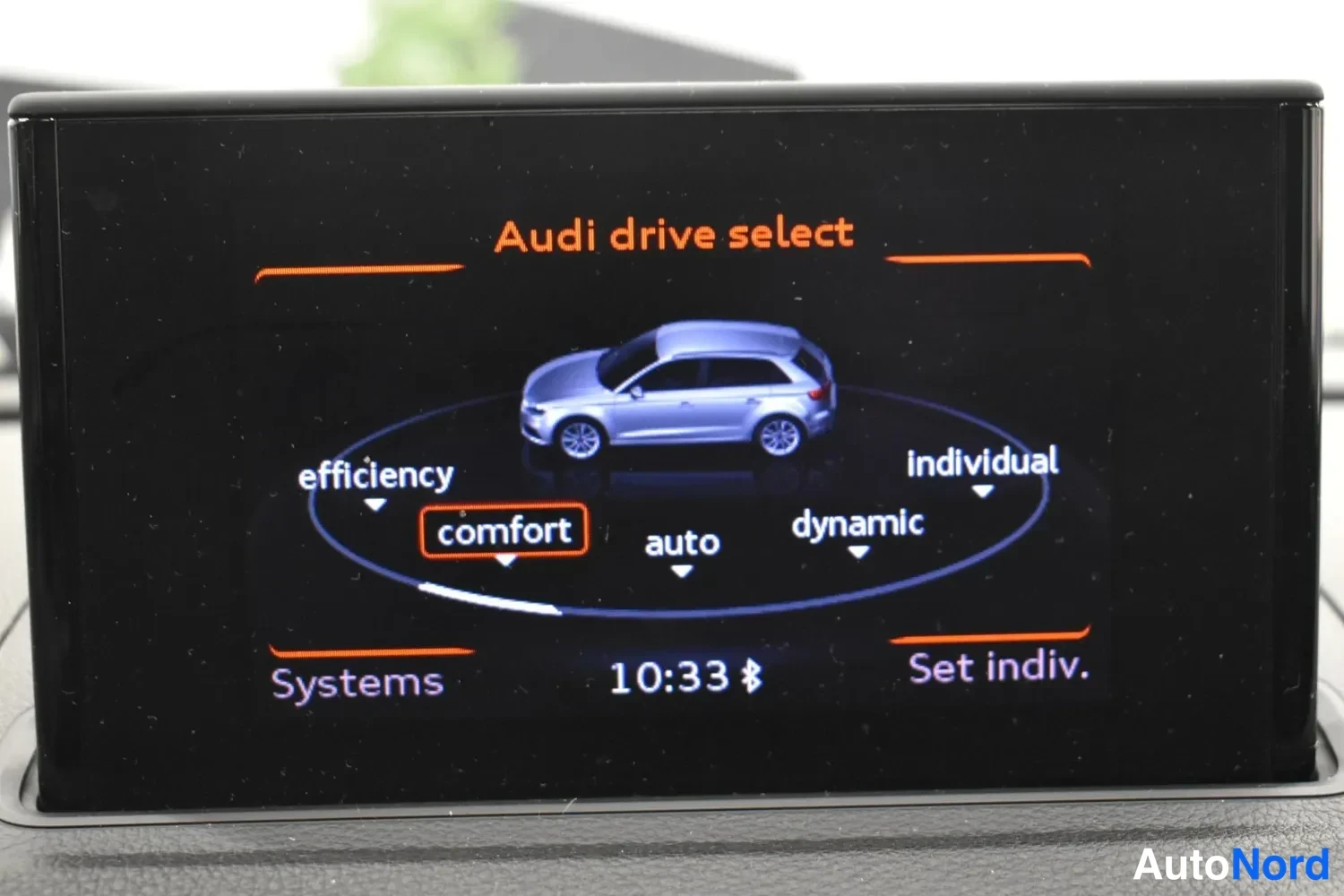 Muu: Auton töytäisnäytöllä Audi drive select -valikko, jossa valittuna comfort-ajotila; näkyvillä myös efficiency-, auto-, dynamic- ja individual-valinnat sekä kello