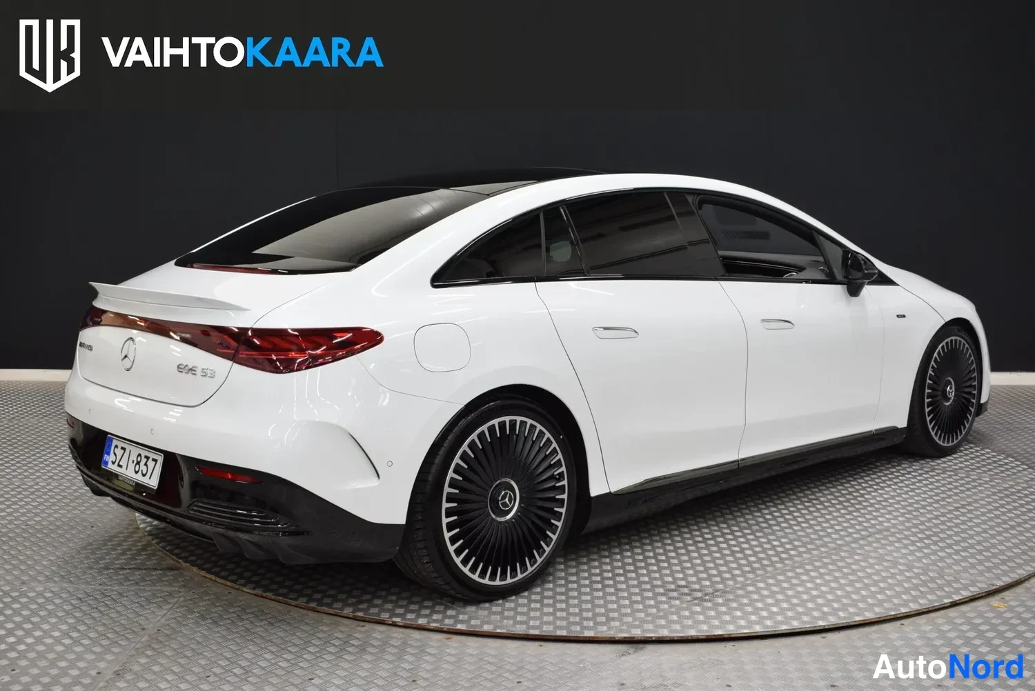 Takaviisto: Mercedes-Benz EQE 53 4MATIC 2023 takaa oikeasta takakulmasta kuvattuna, valkoinen kori, tumma lasikatto ja mustat kevytmetallivanteet.