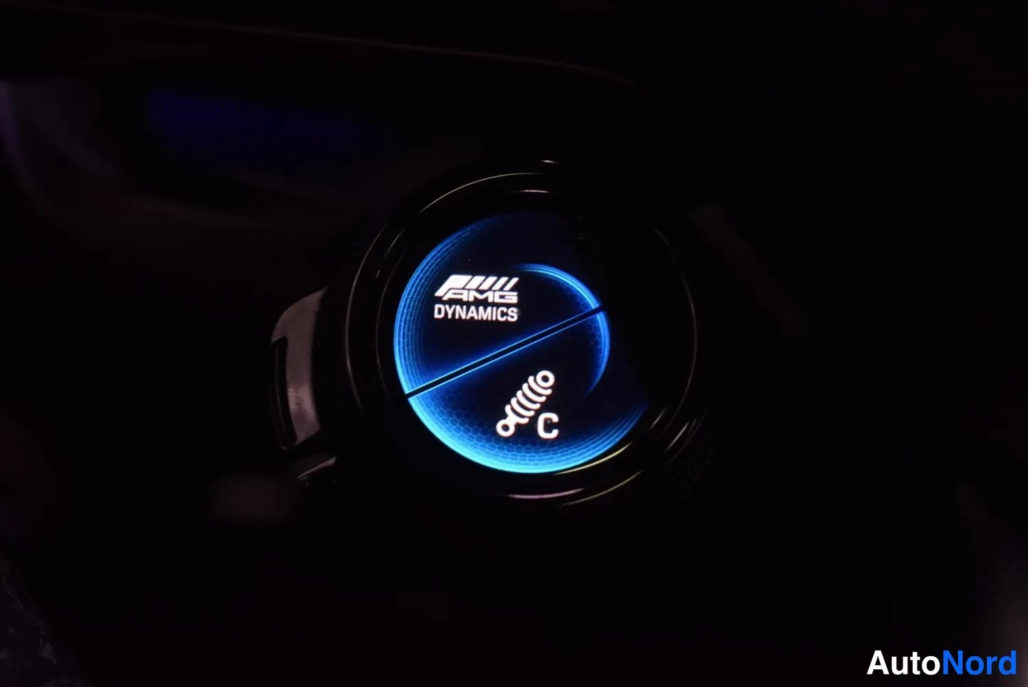 Muu: Sisätiloissa sijaitseva pyöreä valitsin, jonka näytöllä lukee AMG DYNAMICS ja alla C.