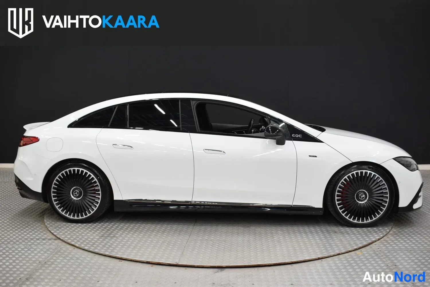 Sivulta: Valkoinen Mercedes-Benz EQE -sedanin sivukuva.