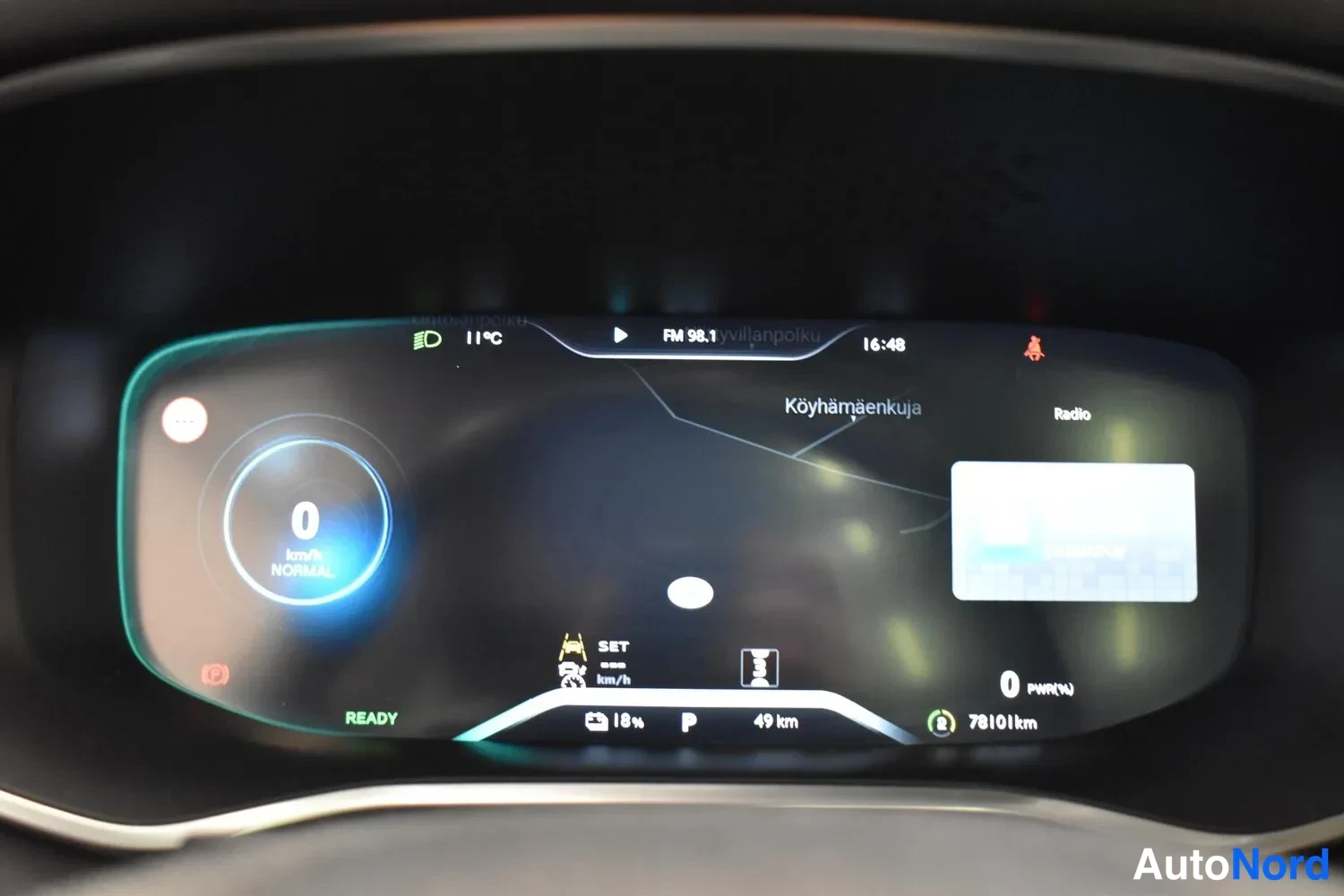 Muu: Digitaalinen mittaristo näyttää sytytettyä virrat pois -tilaa: nopeus 0 km/h, vaihde P, akun varaus 18 %, matkamittari 78101 km ja READY-merkintä.