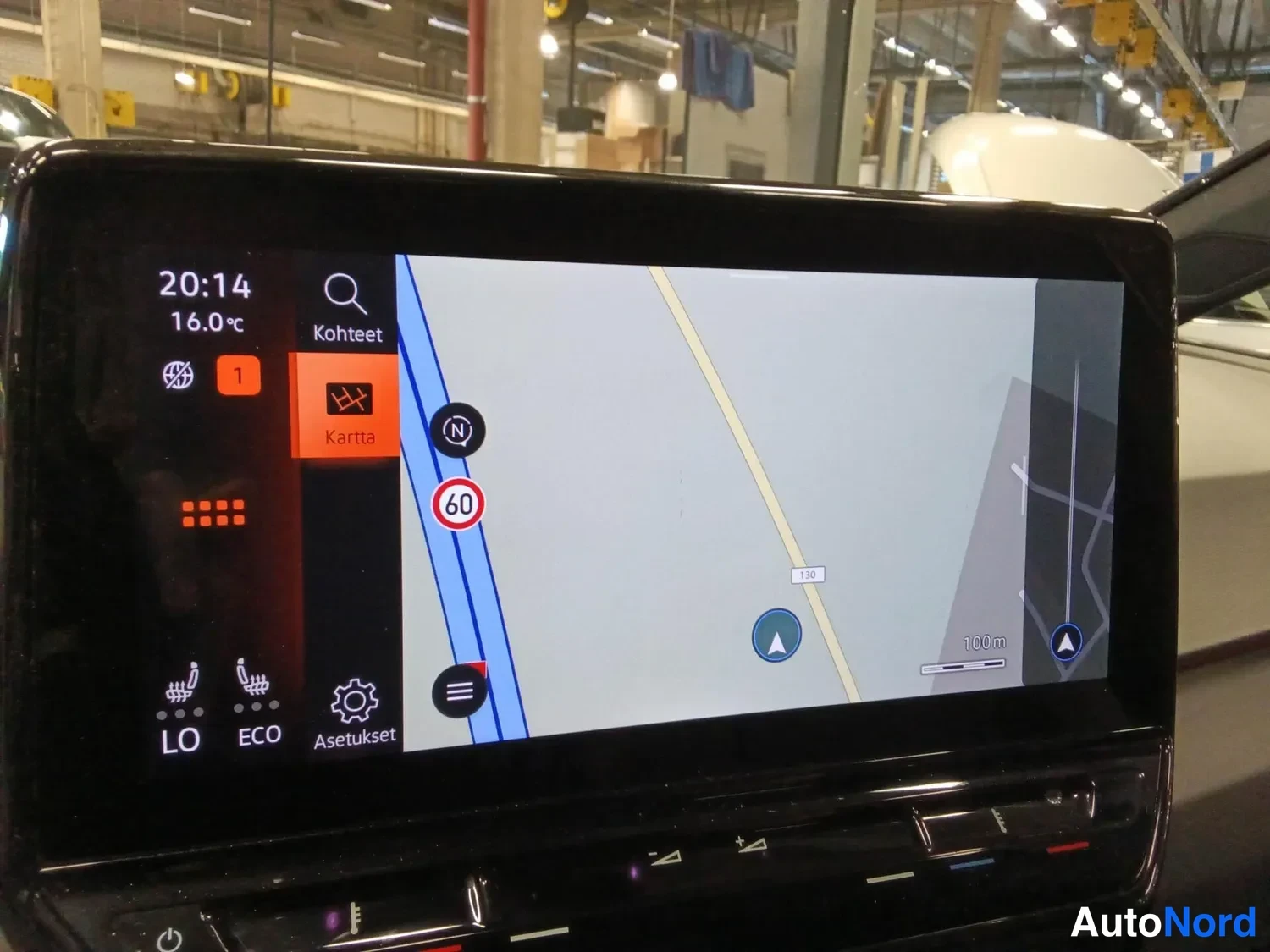 Muu: Auton infotainment-näyttö, jossa navigointikartta. Ruudussa kellonaika 20:14, lämpötila 16,0 °C sekä valikot Kohteet, Kartta ja Asetukset.