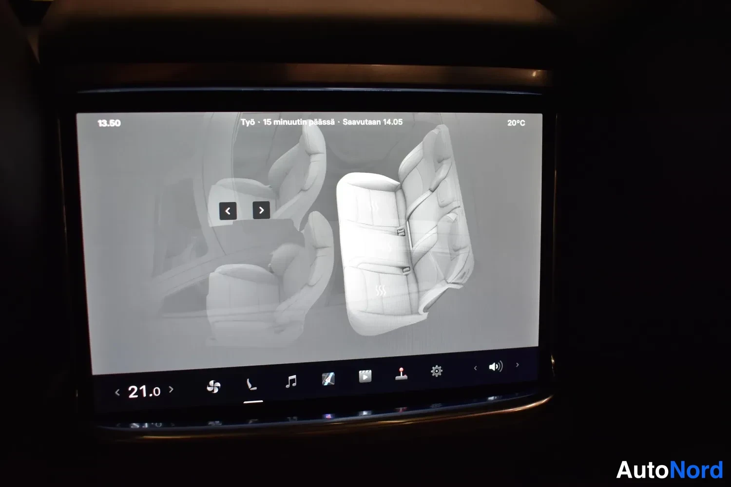 Muu: Auton infotainment-näytön istuinkuva: takalistin lämpenee (simbolit vilkkuu), alaosassa nappirivi ja lämpötila 21,0.
