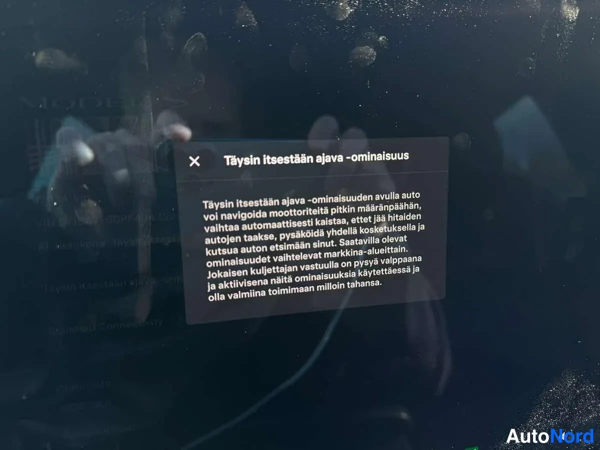 Muu: Ajovalo-osasto: roiskevesi-automaatti, kuvaus ajoneuvon kojelaudan näytöltä.