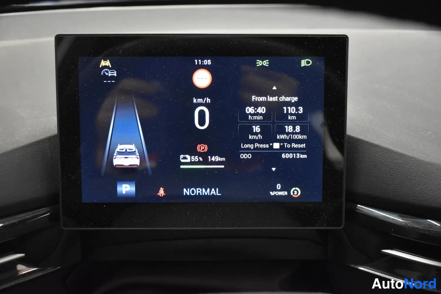 Yksityiskohta: Digitaalinen mittaristo näyttää 0 km/h nopeuden, 55 % akkuvarauksen, 149 km toimintamatkan ja 50013 km kokonaiskilometrimäärän.