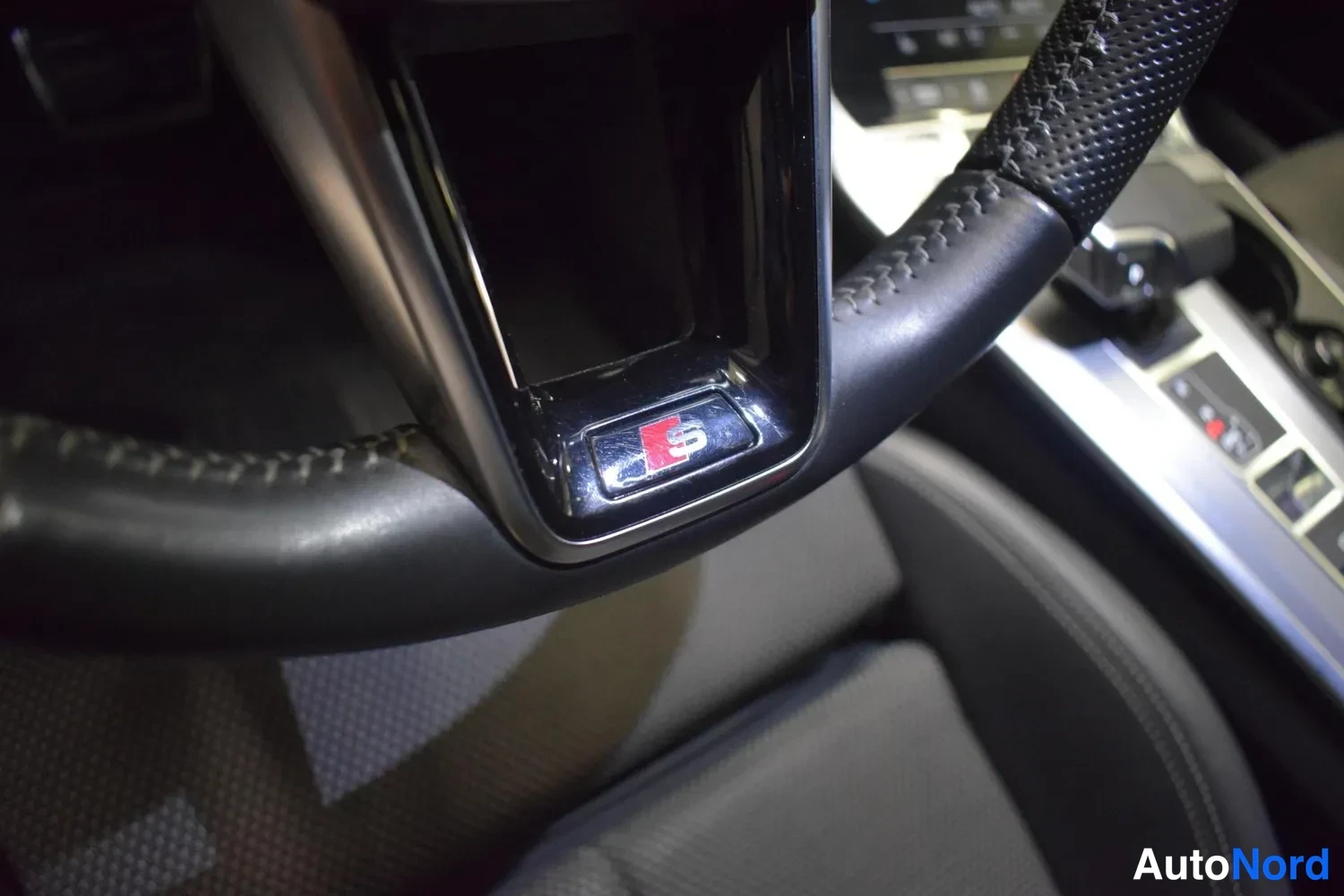 Muu: Keskikämmenleituri näytöllä AUDI A6 Avant 2019 ja ohjeistus: Yellow marking's rear-facing child seat