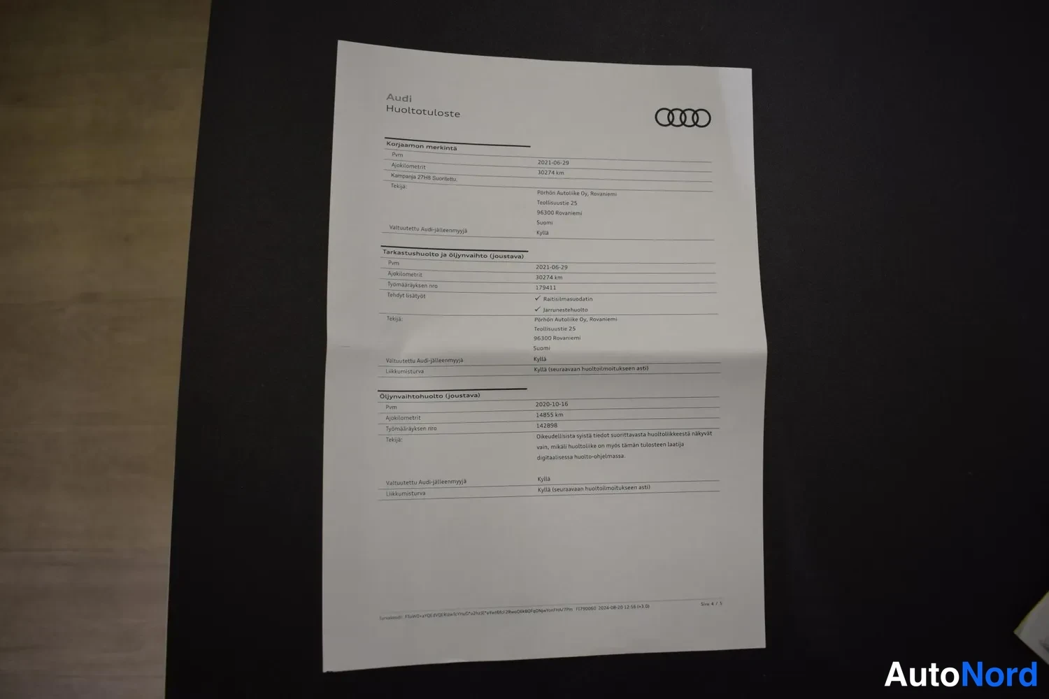 Muu: Audi Huoltotuoste -paperi taitettuna pöydällä, listoilla päivämäärä 2021-06-29, ajomäärä 52274 km, Pekan Automaatti Oy:n huolto.