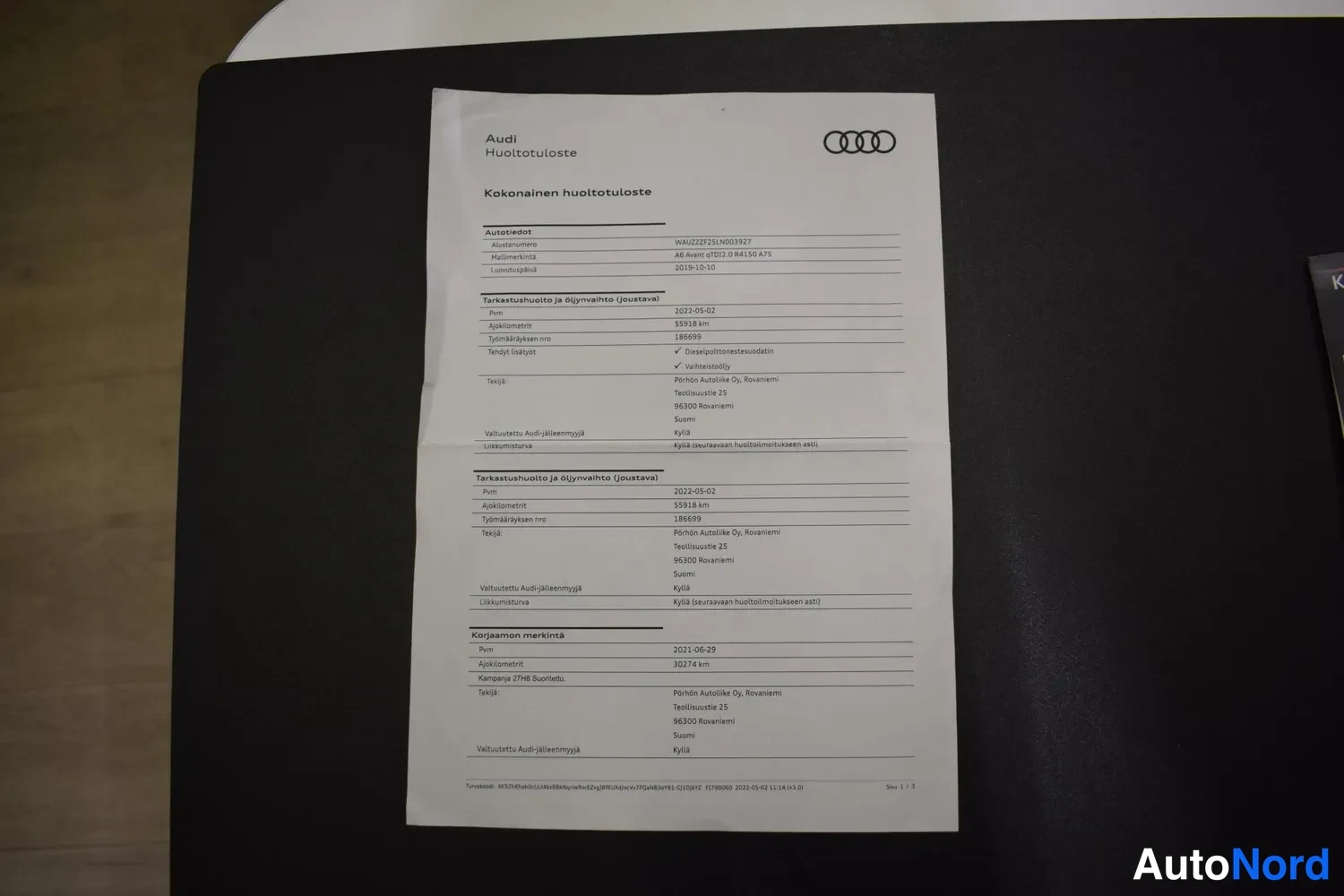 Muu: Kokonainen huoltotodistus -otsikolla varustettu Audi-huoltotosite paperilla, ajoasemat ja huoltohistoria listattuna.