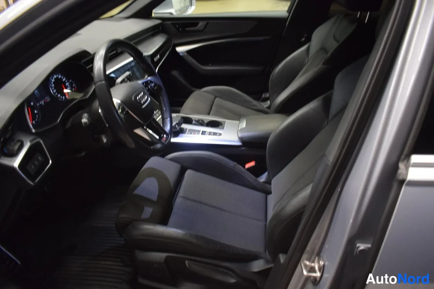 Muu: Auton sisätilat: tumma ohjaamo, Audi-ohjauspyörä, urheiluistuimet ja keskikonsoli.