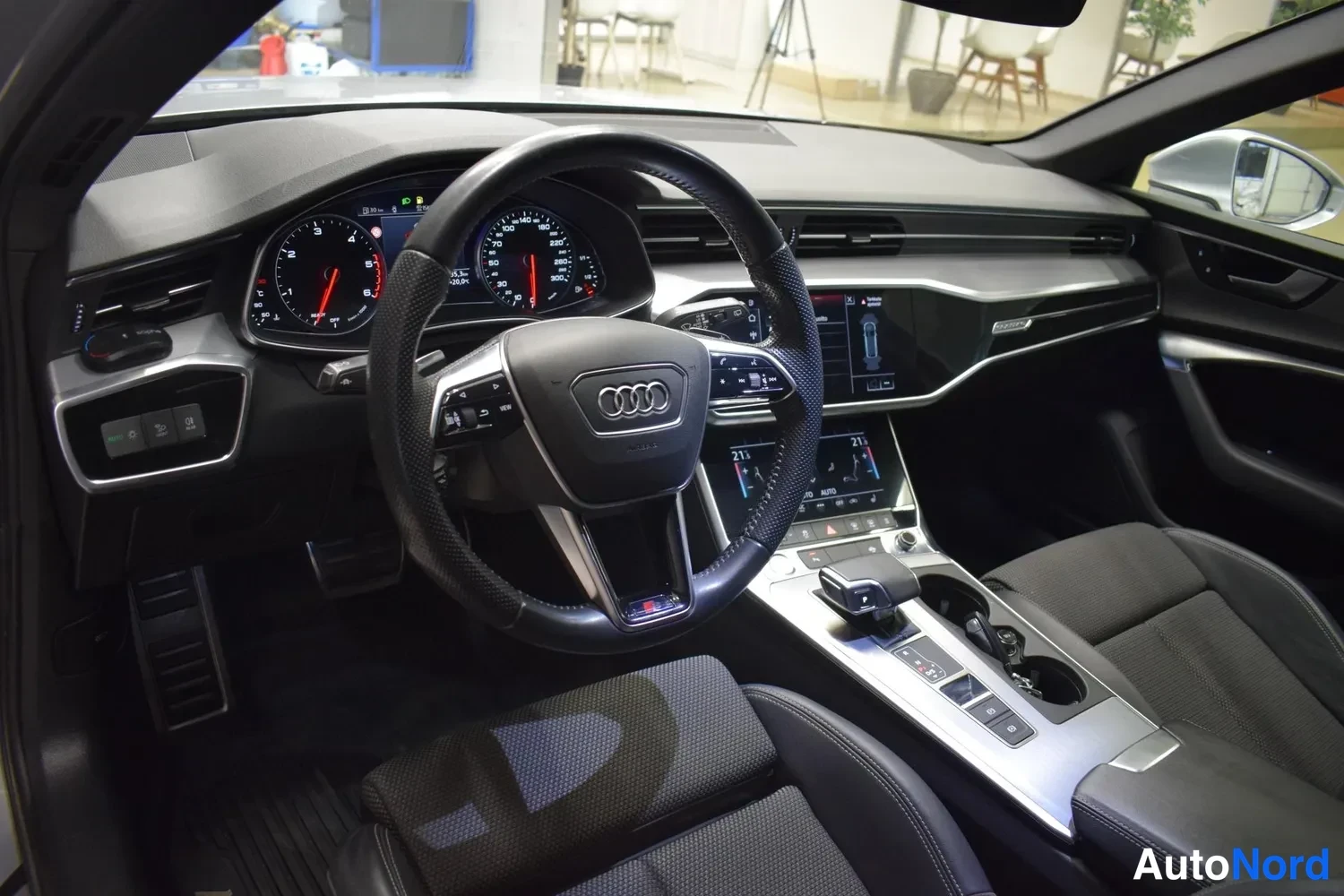Muu: Audi A6:n ohjaamo etuistuimelta kuvattuna:奥迪-ohjauspyörä, digitaalinen mittaristo ja kosketusnäytöt keskikonsolissa.