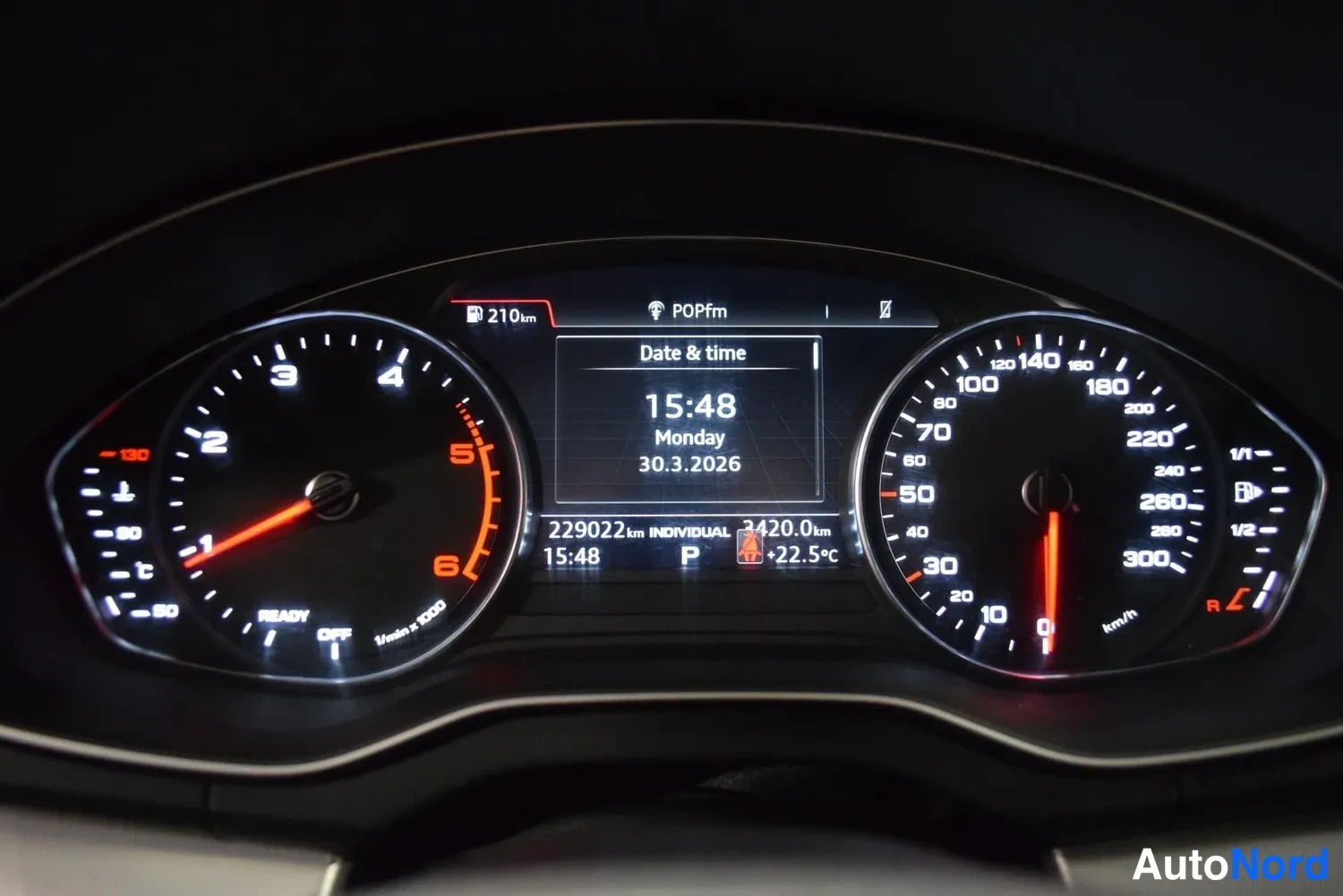 Muu: Audi-instrumenttien mittaristo: takometri, nopeusmittari ja keskellä näyttö, jossa lukee 15:48 Monday 30.3.2026 ja 229022 km.