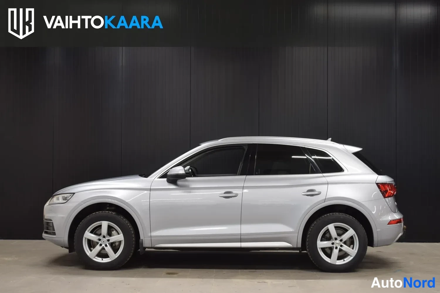 Sivulta: Hopeanharmaa Audi Q5 -maasturin sivunäkymä vasemmalta katsottuna.