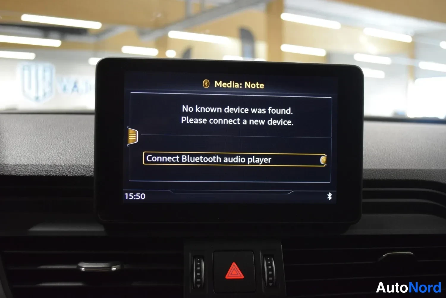 Muu: Auton infotainment-näyttö näyttää Median Bluetooth-valikon tekstillä 'No known device was found. Please connect a new device.' ja kellonajan 15:50.