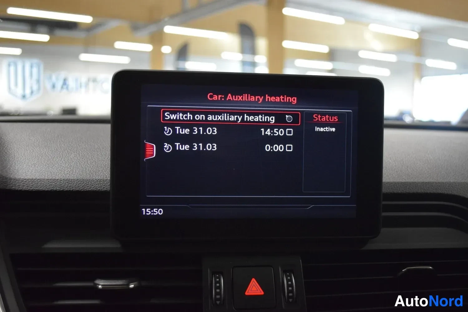 Muu: Auton infotainment-näyttö näyttää apulämmityksen (Car: Auxiliary heating) valikon aikatauluineen ja tilan 'Inactive', kellonaika 15:50.