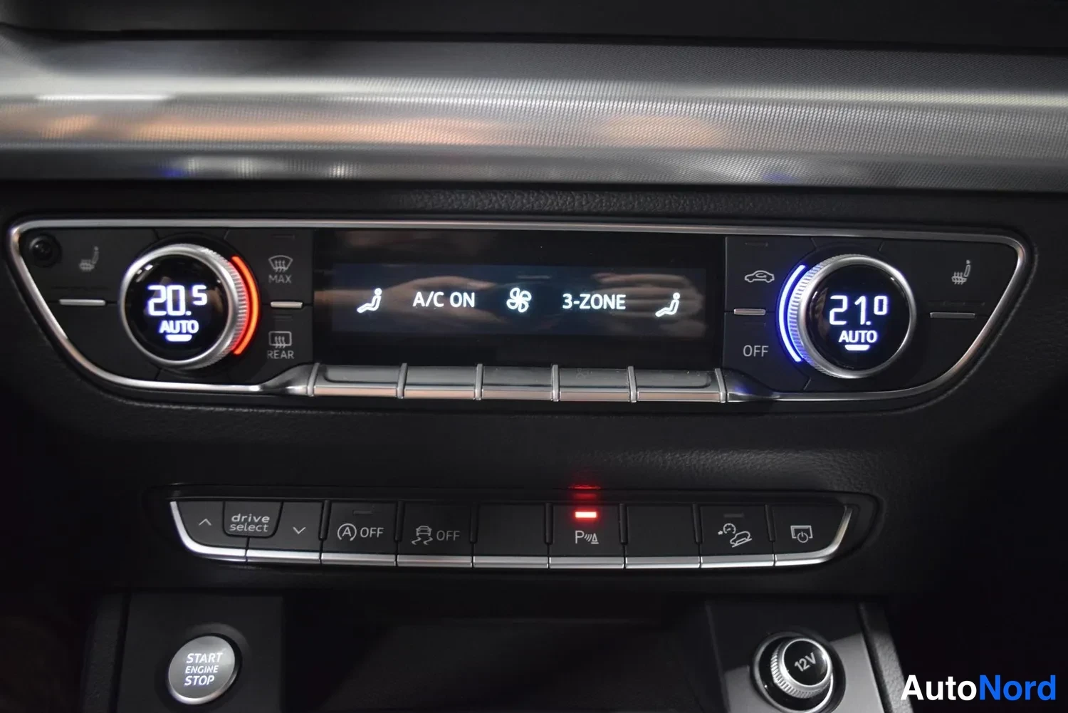 Muu: Auton ilmastointipaneeli kolmivaiheilmaisimella (A/C ON, 3-ZONE), lämpötila-asetuksilla 20.5 ja 21.0 AUTO sekä 'drive select'- ja 'Start Engine Stop' -painikkee