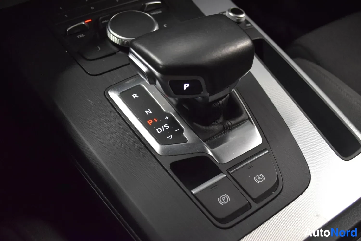 Muu: Audi Q5 – automaattivaihteen valitsin P-, R-, N- ja D/S-asemilla sekä sähköinen käsijarru ja autopidike konsolissa.