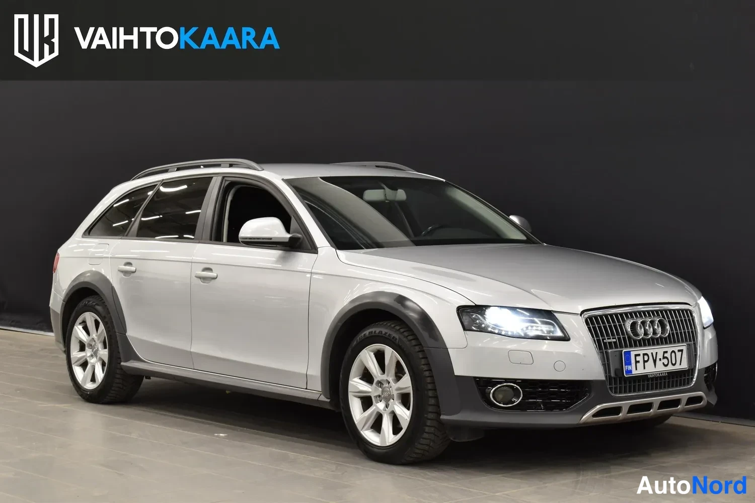 Etuviisto, nokka oikealle: Audi A4 Allroad etuviisto vasemmalta, keulavilkku and rekisterikilpi näkyvissä