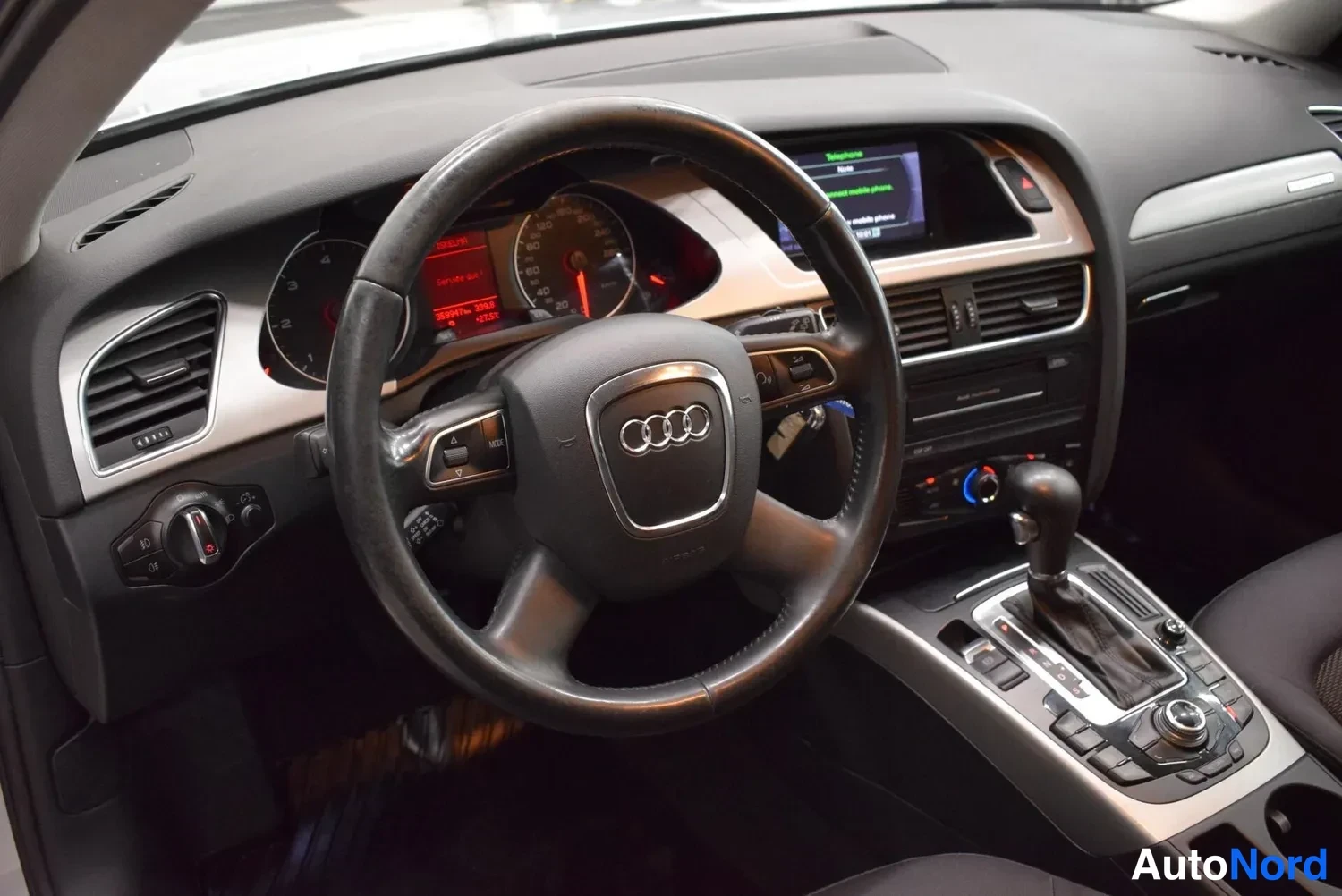 Muu: Audi A4:n ohjaamo: Audi-merkillinen ratto, mittaristo, MMI-näyttö ja automaattivaihteen valitsin