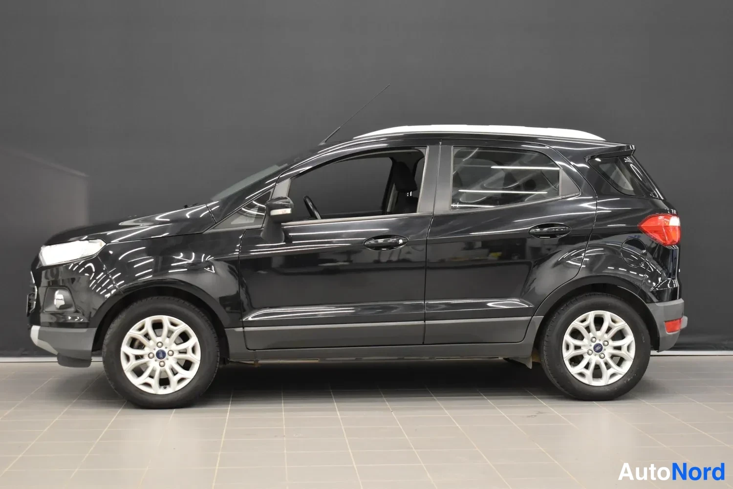 Takaviisto: Mustan Ford EcoSportin sivunäkyväsvalaistu vasemmalta.